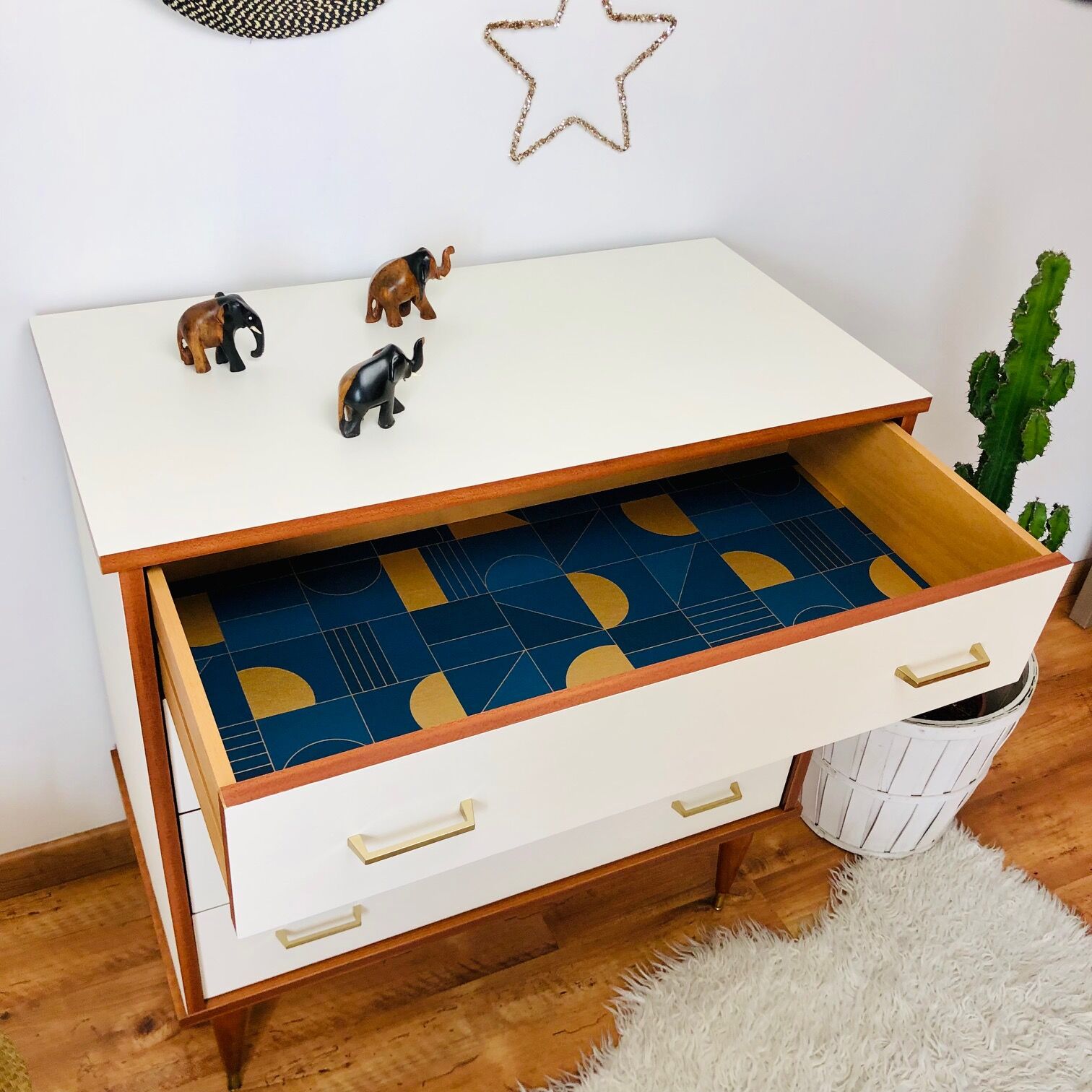 White and wooden chest of drawers