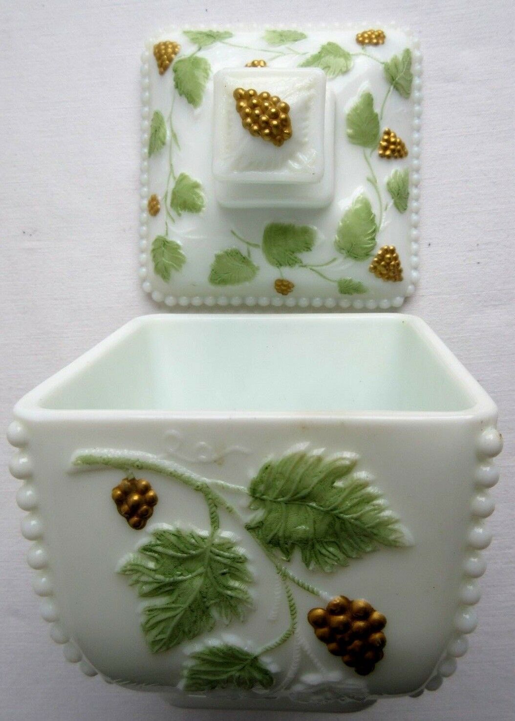 Sugar, white opaline opaline dabsked candy: Golden treils and grapes