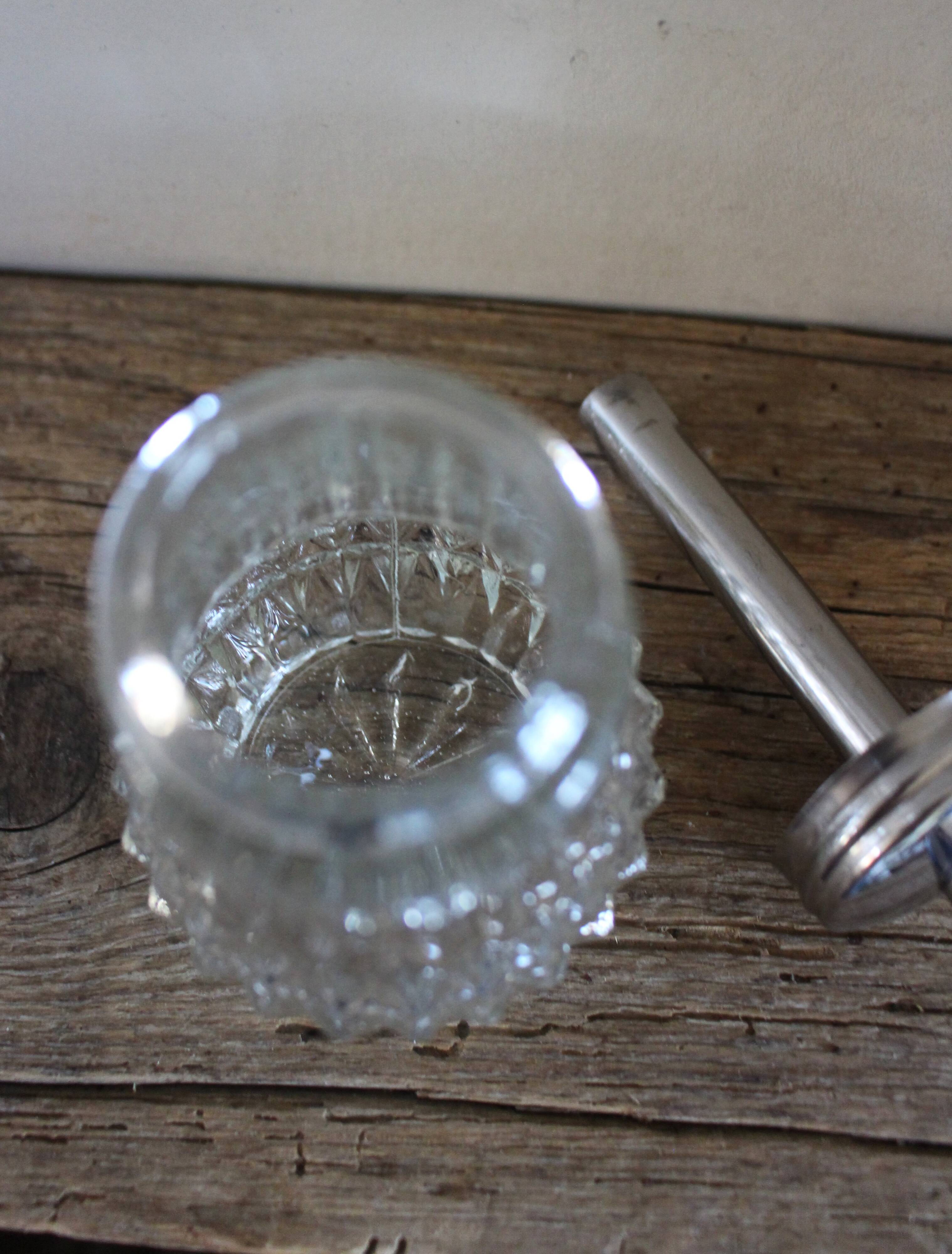 Sucrier vintage en verre ciselé à bec verseur