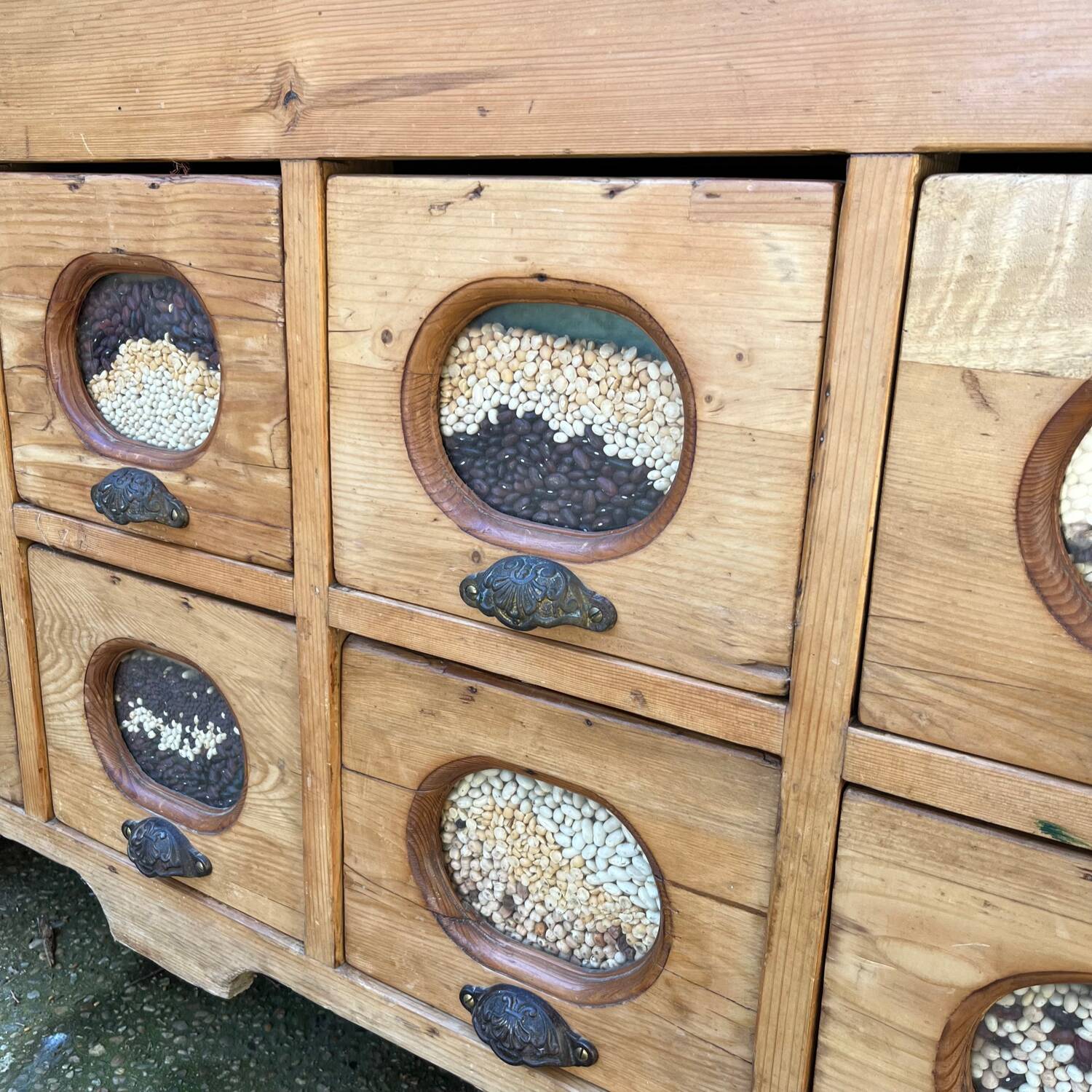 Drawer cabinet, grain store