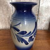 Ancien vase alsacien en grès gris bleuté et décor de fleurs, Anne Ehret