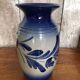 Ancien vase alsacien en grès gris bleuté et décor de fleurs, Anne Ehret