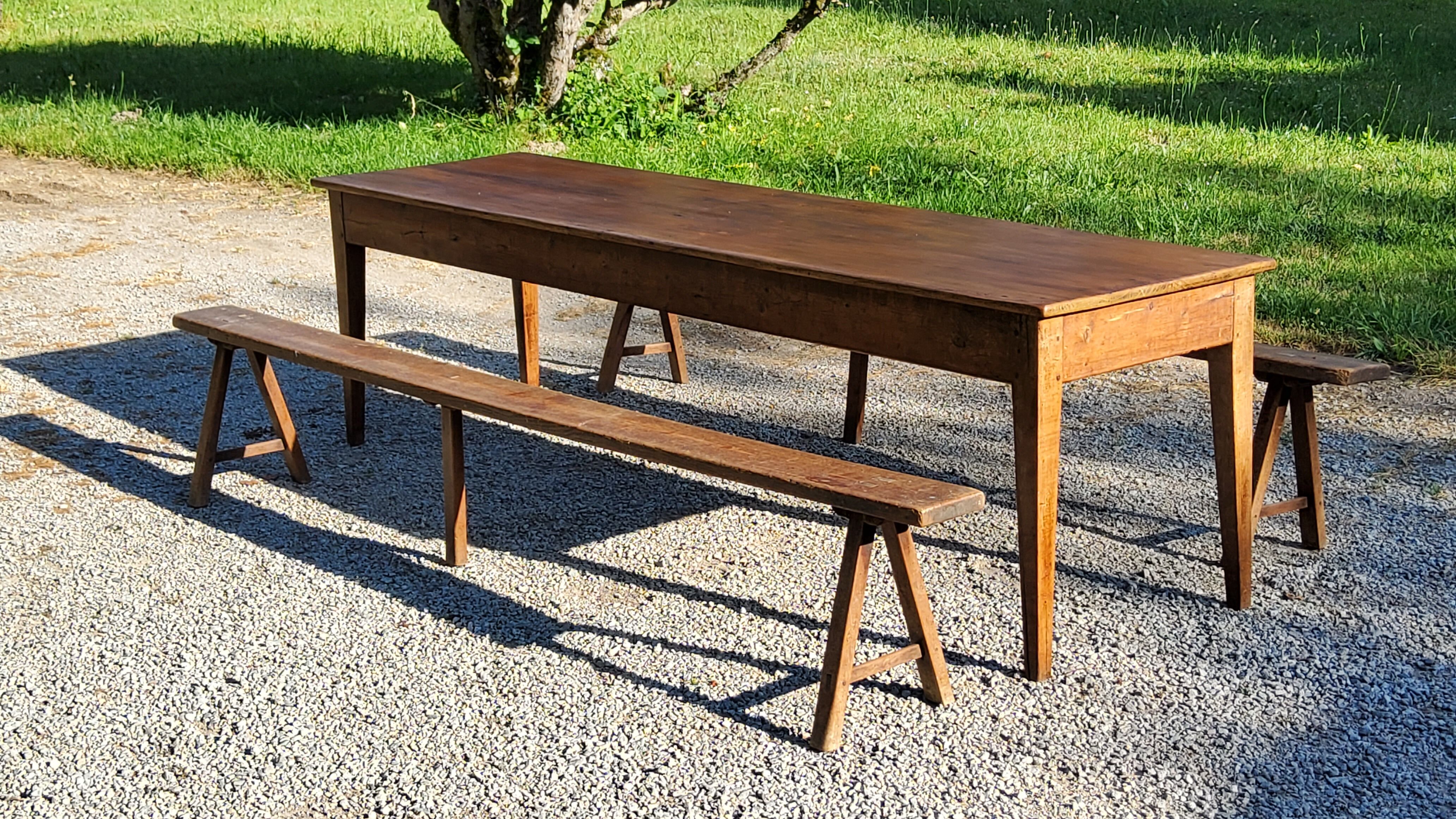 Farm table nineteenth century feet spindles 251cm and its 2 benches