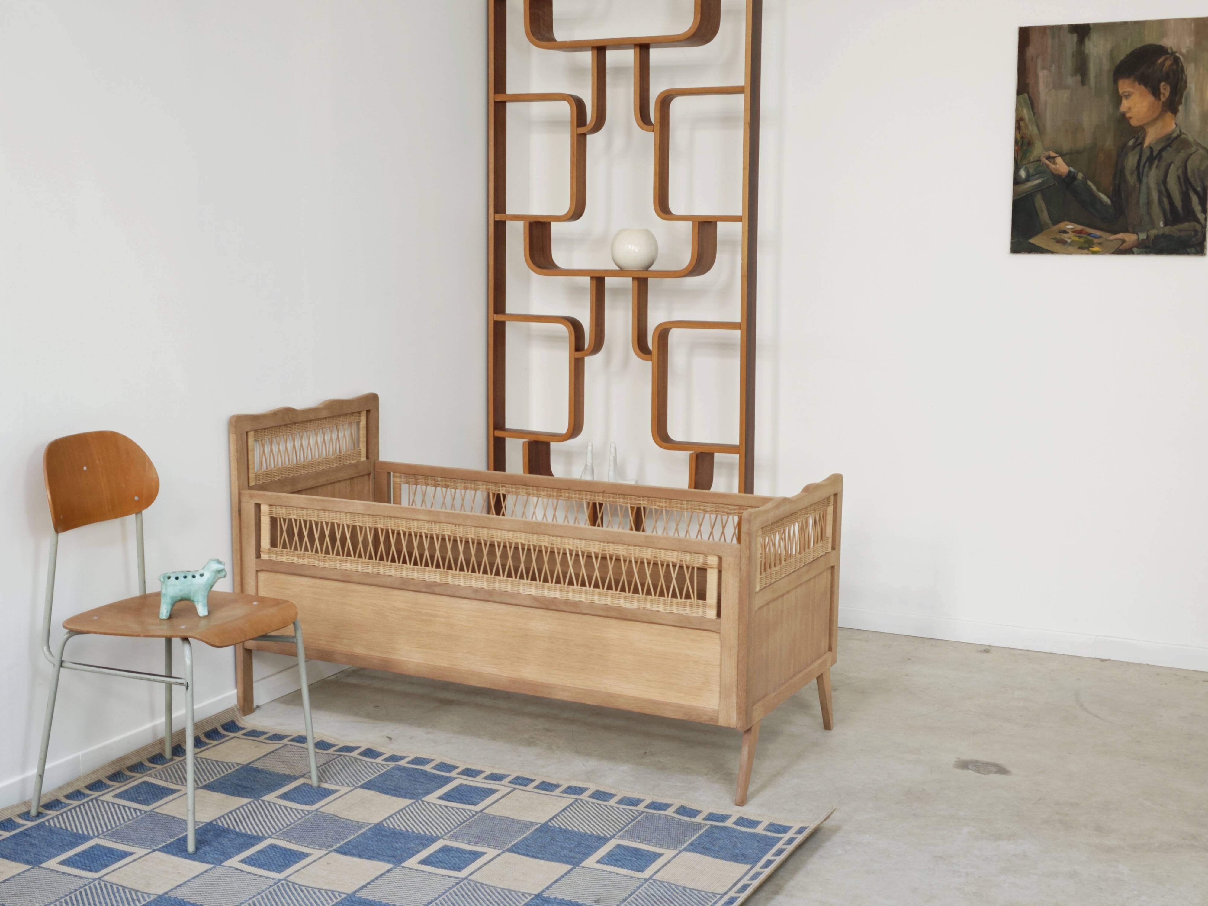 Children's bed in wood and sandblasted rattan from the 1960s.