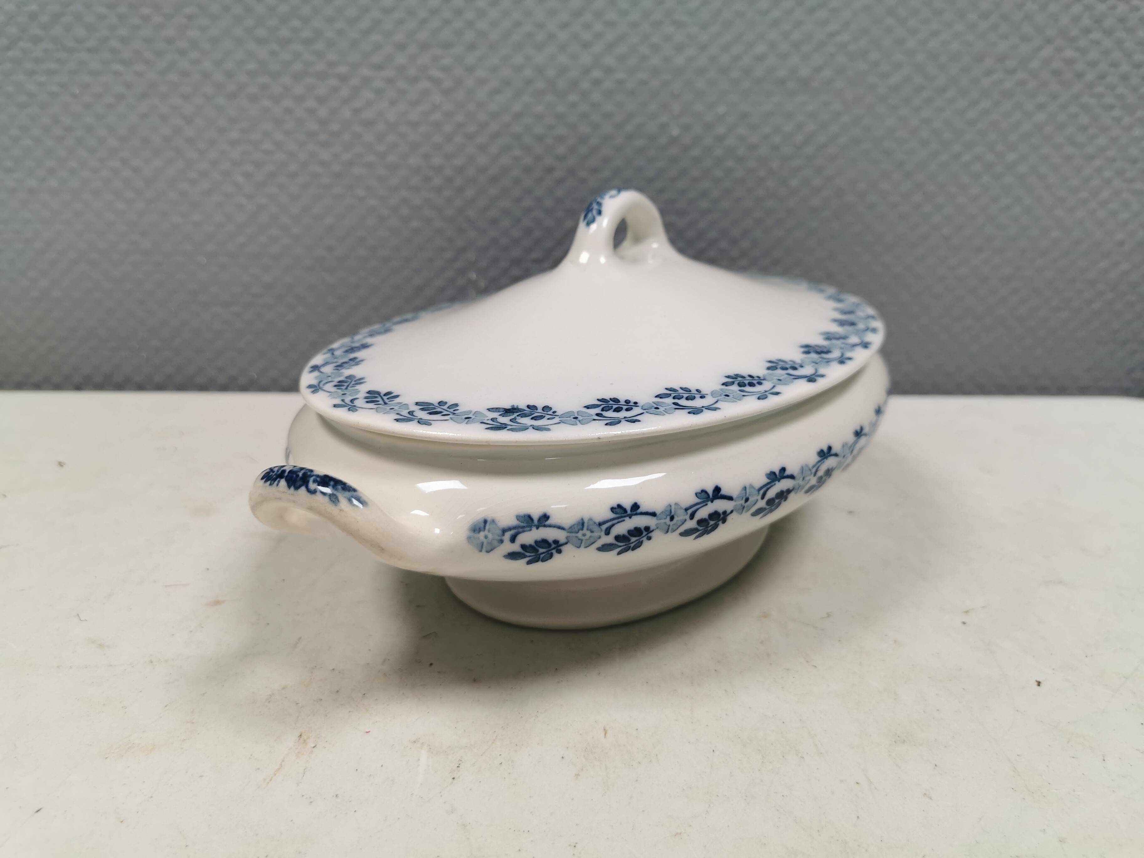 A very old Villeroy & Boch soup tureen. From about 1910-1920.