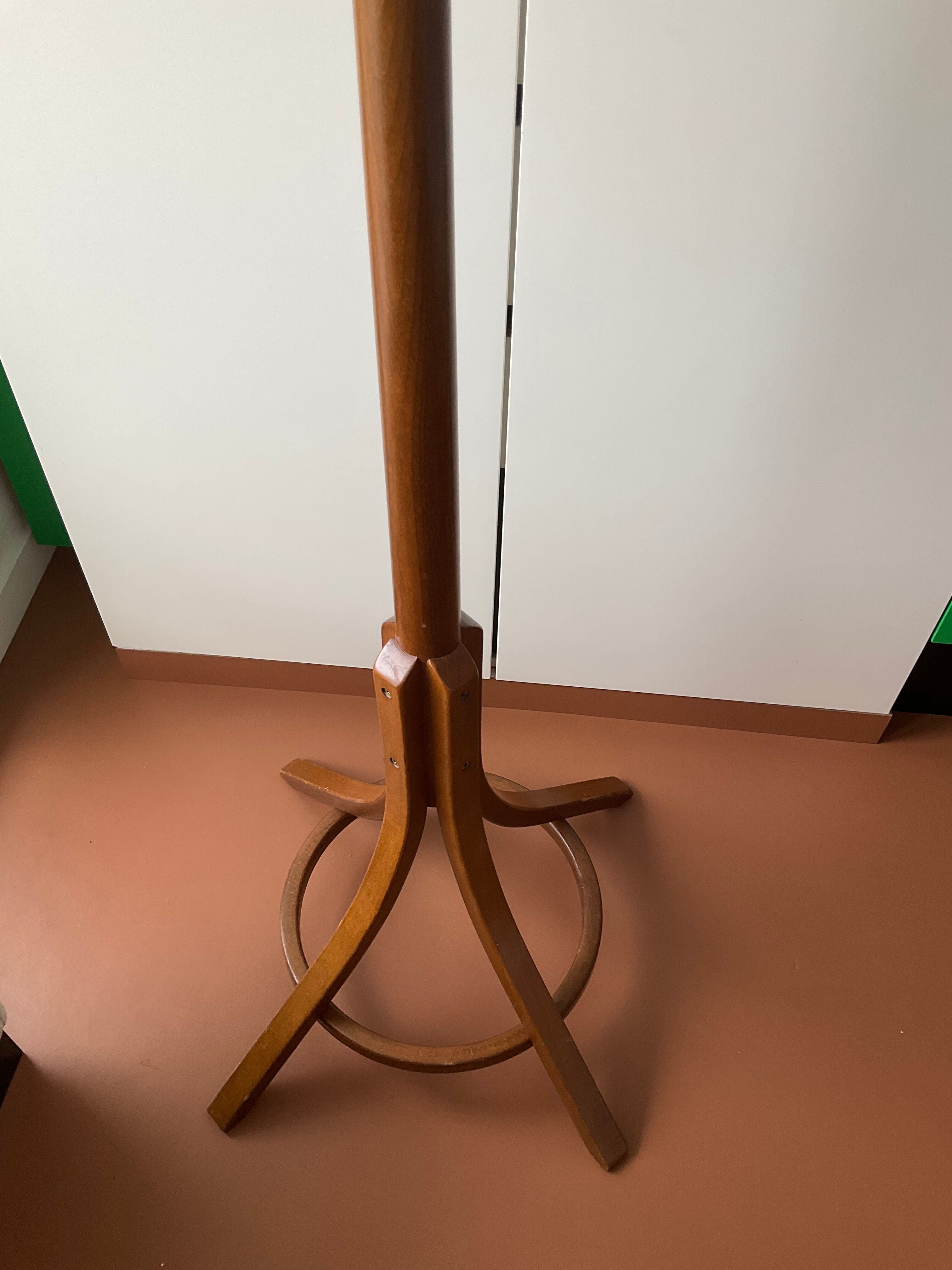 Baumann parrot coat rack