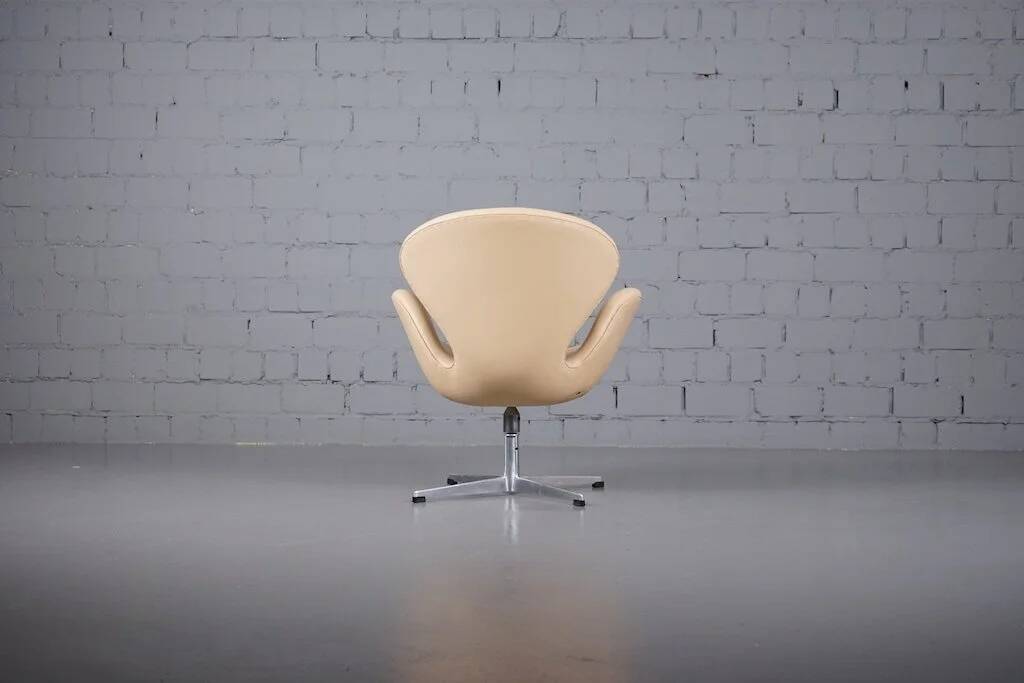 Swan chair by Arne Jacobsen for Fritz Hansen with tilt function