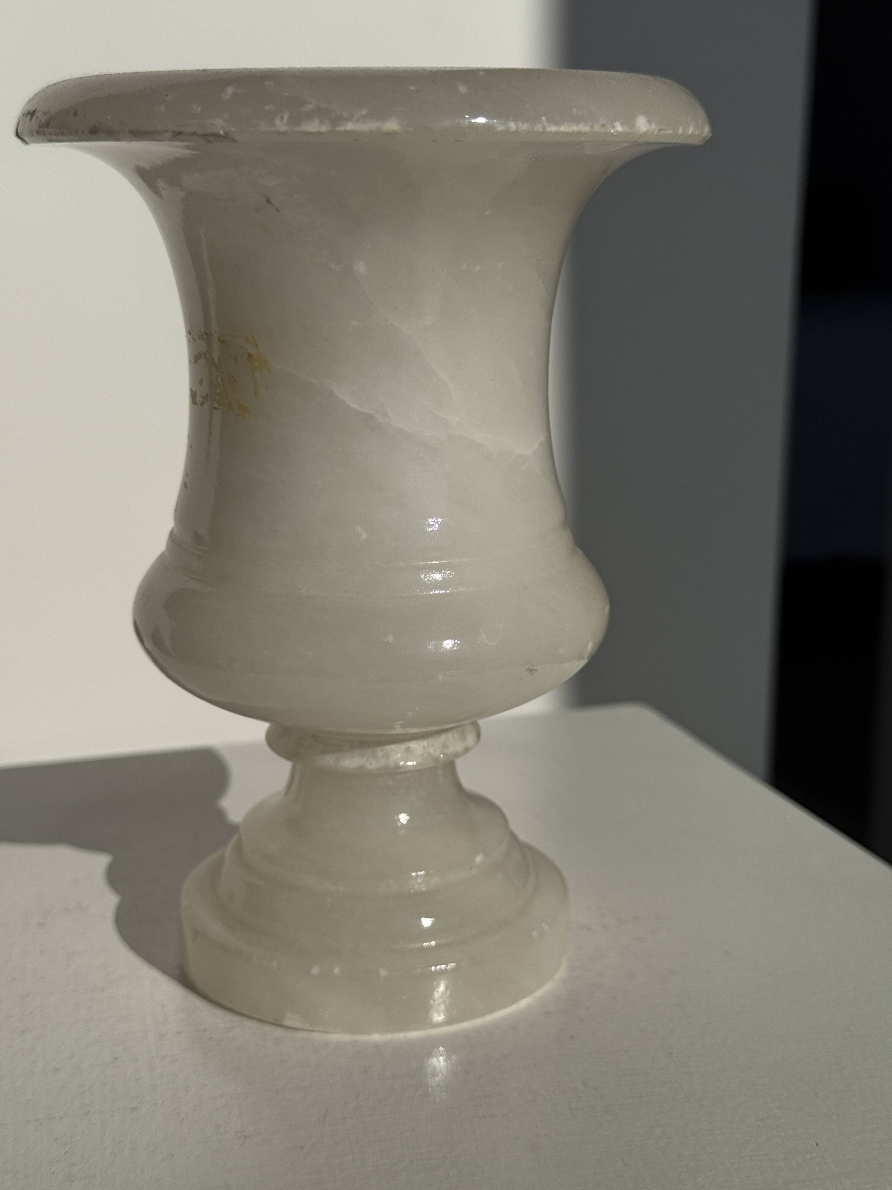 Small Médicis vase in alabaster H15.5 D11