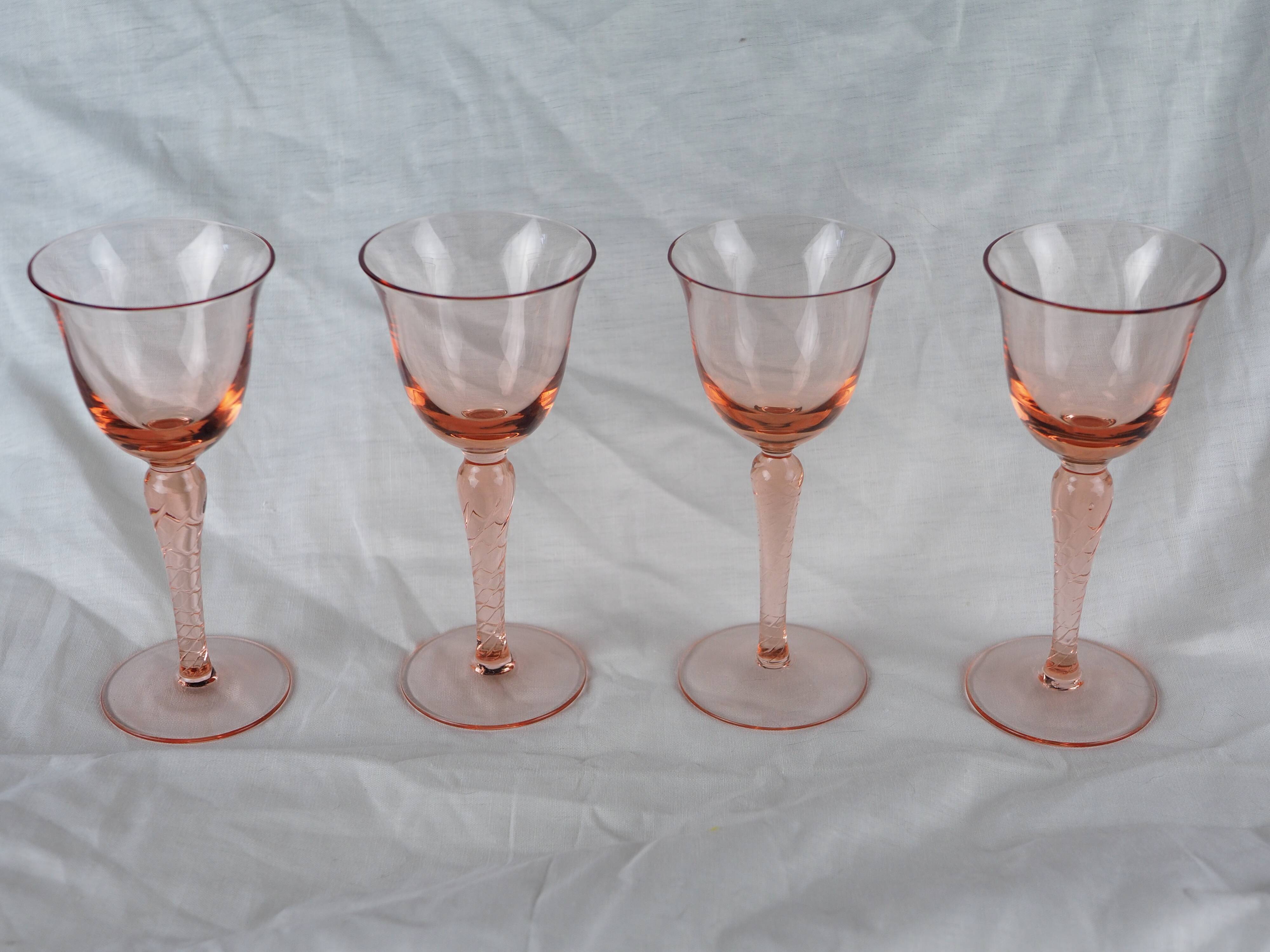 Set of 4 pink rosé glasses with twisted foot - 70s / 80s