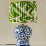 Lampe de table en céramique bleu et blanc de Delft peinte à la main avec abat-jour en soie Ikat