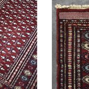 Tapis oriental Boukhara rouge tissé à la main, années 1960