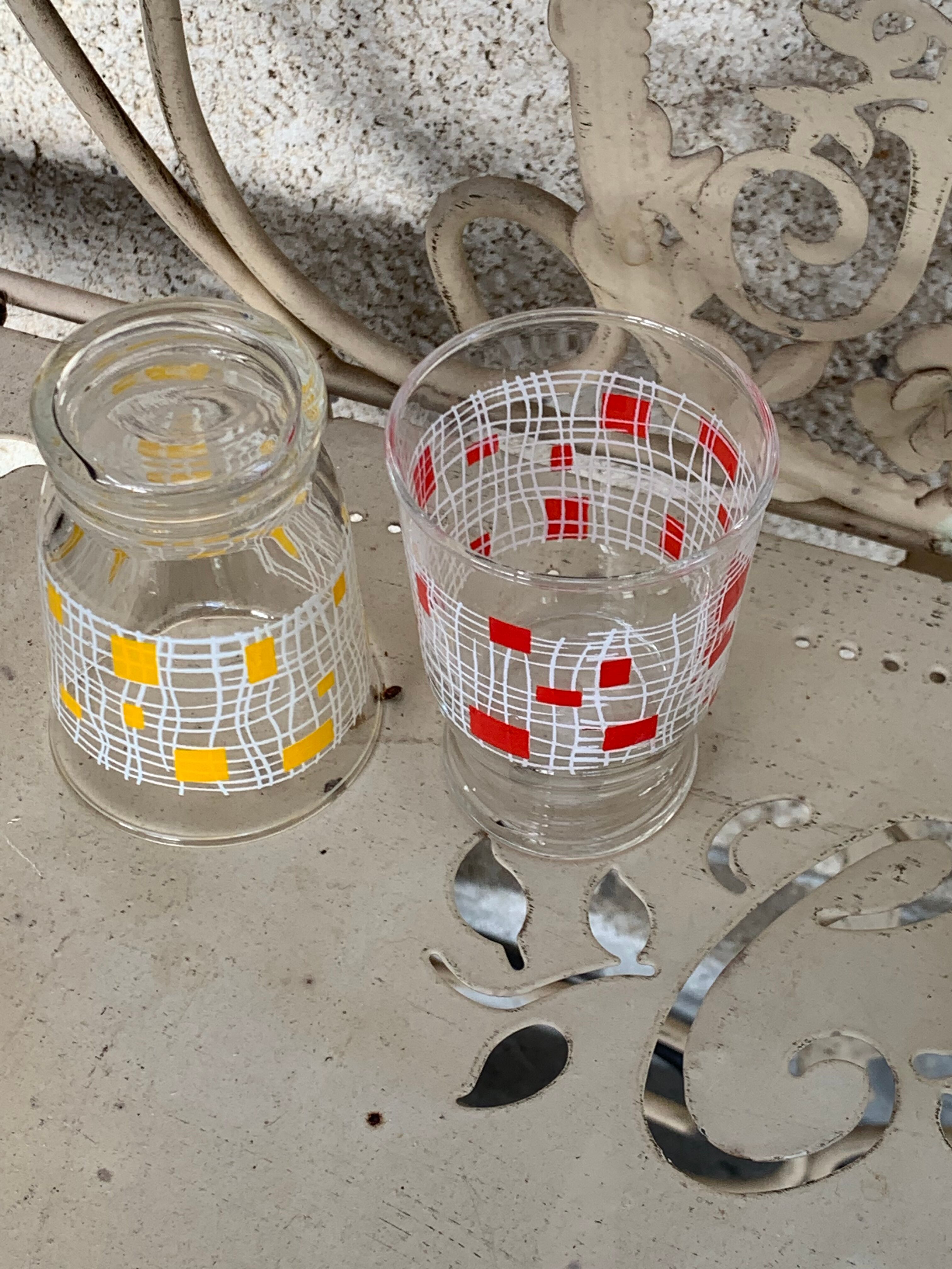Carafe and 4 glasses with design and vintage patterns 1950/60