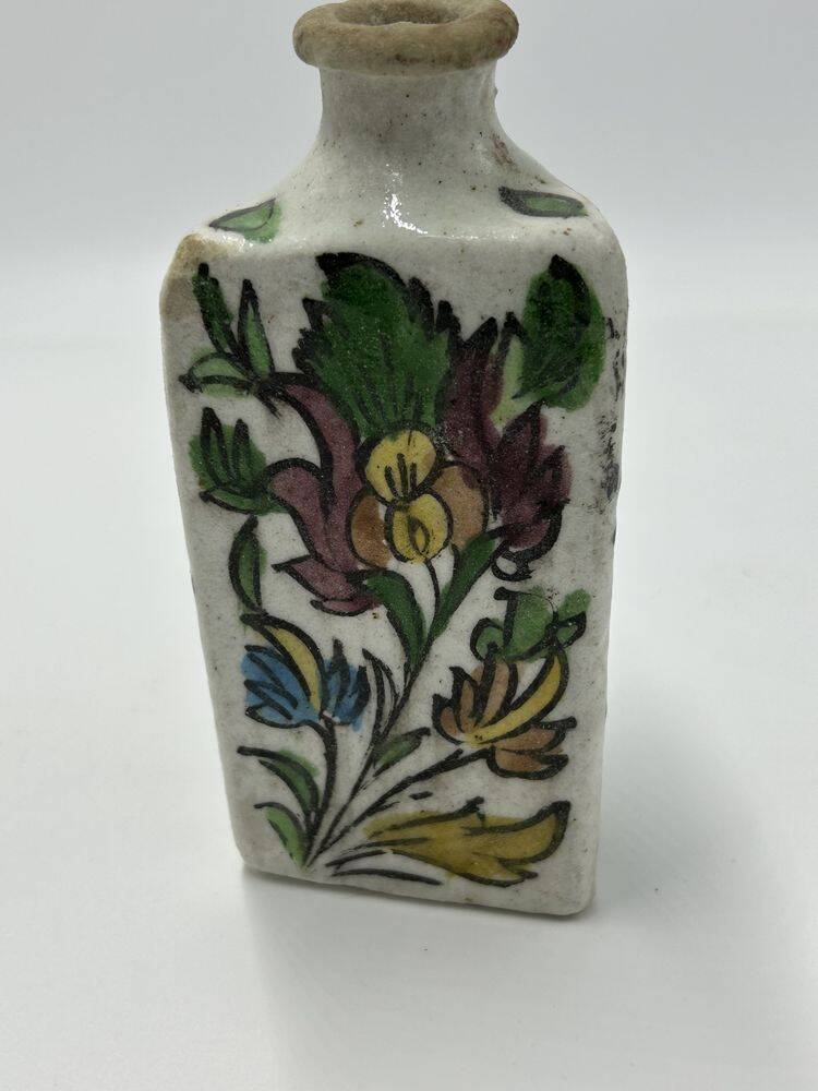 Iznik bottle, siliceous ceramic, floral decoration, Persia, 19th century