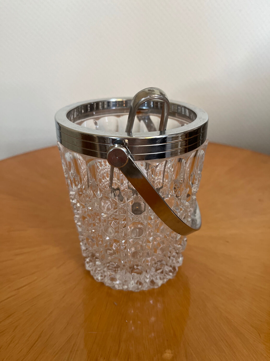Ice bucket with its pliers