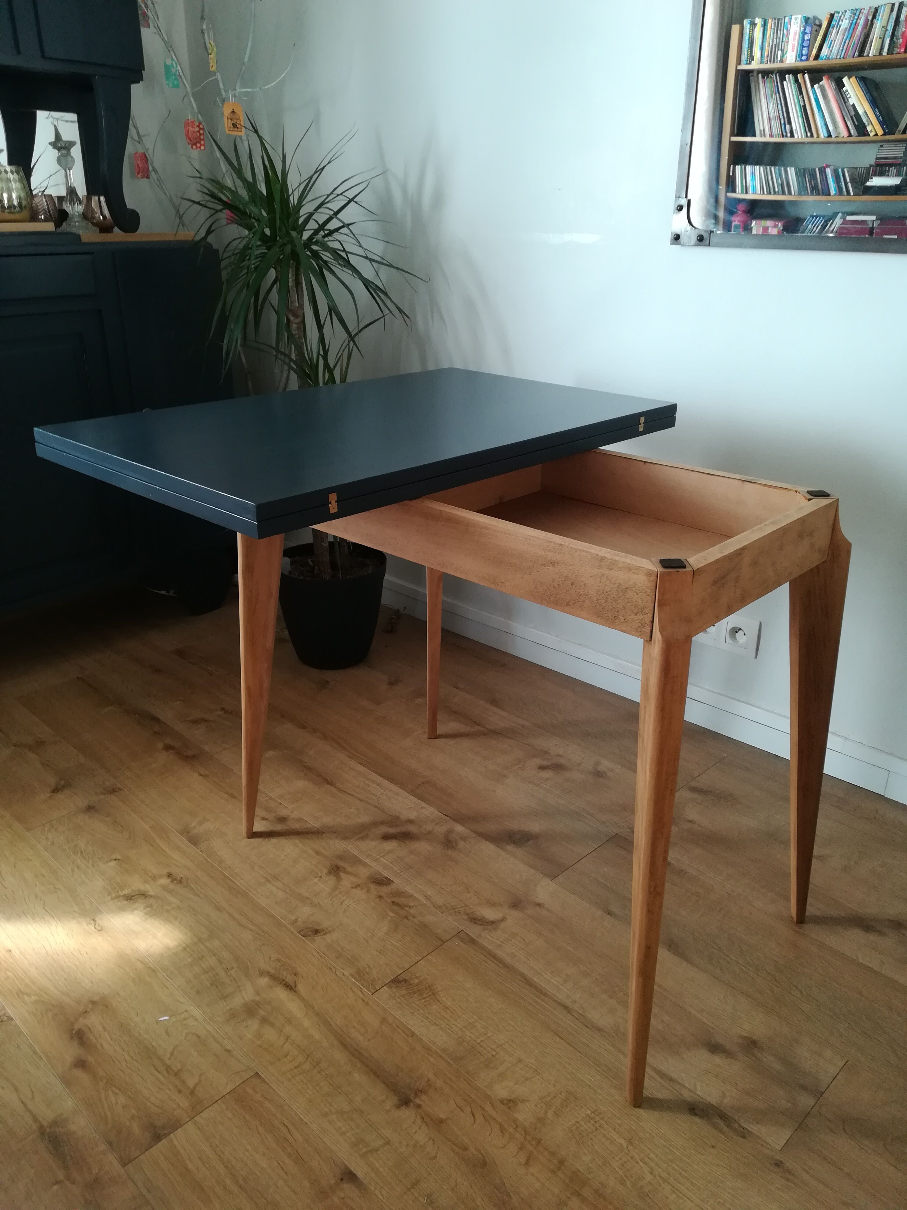 Vintage wallet table