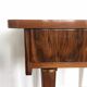 Table de chevet en noyer et laiton