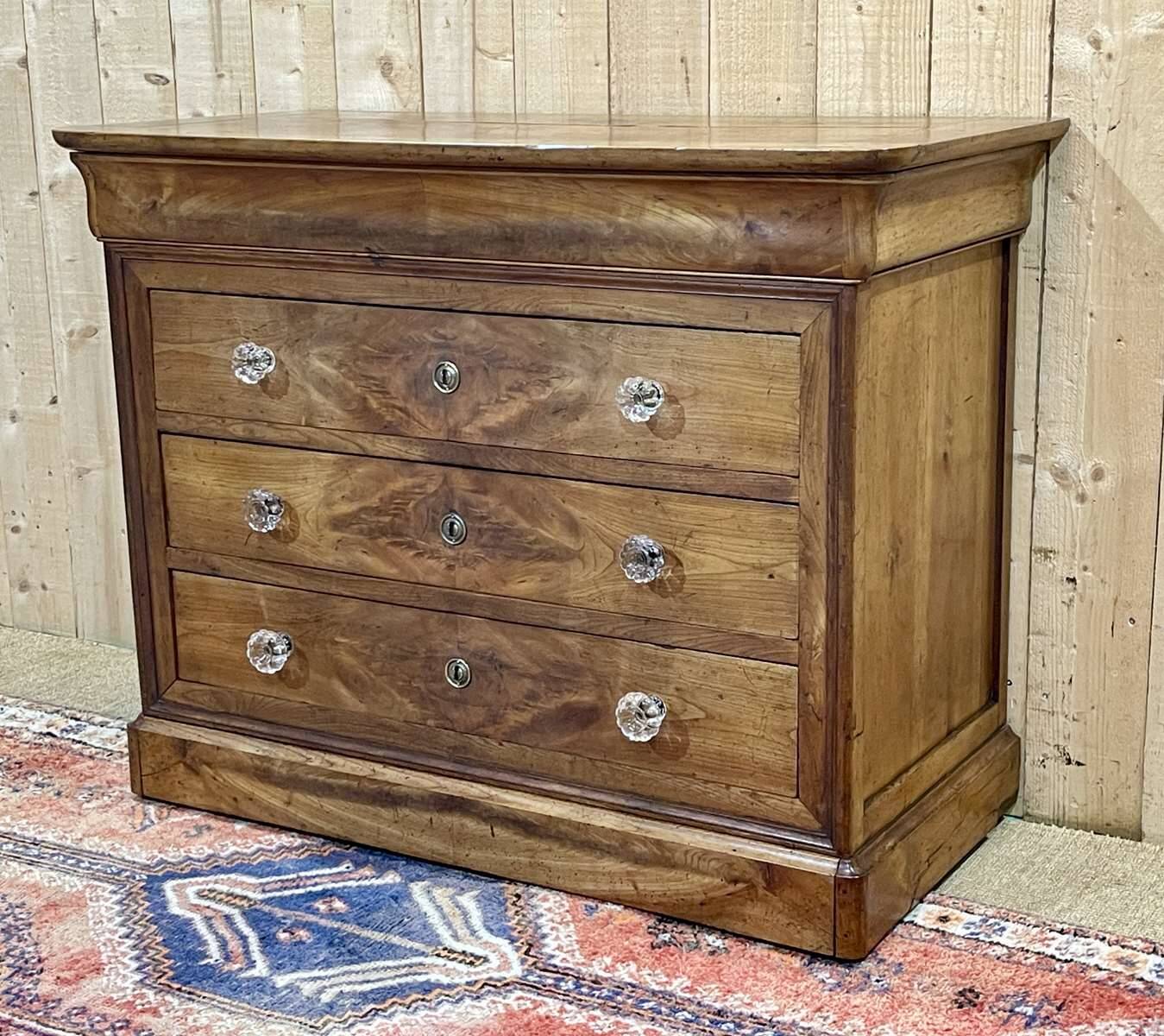 Louis Philippe chest of drawers with 5 drawers from the 19th century in cherry wood with glass knobs