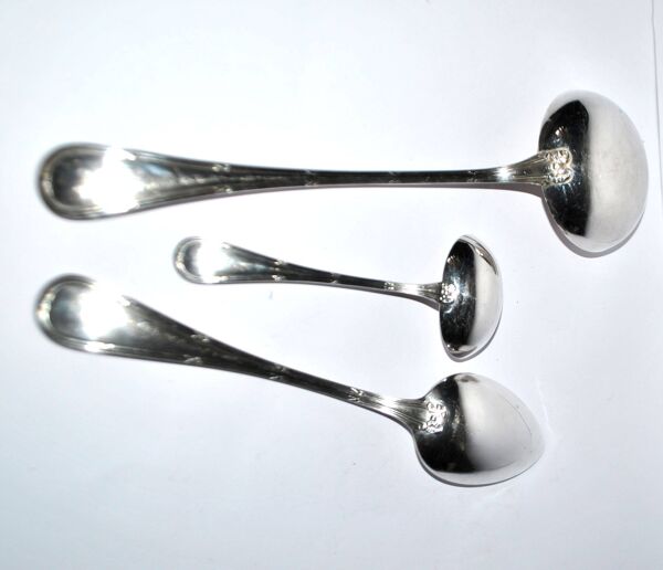 3 cuillères à sauce et louche Rubans croisés nœuds en métal argenté Reneka