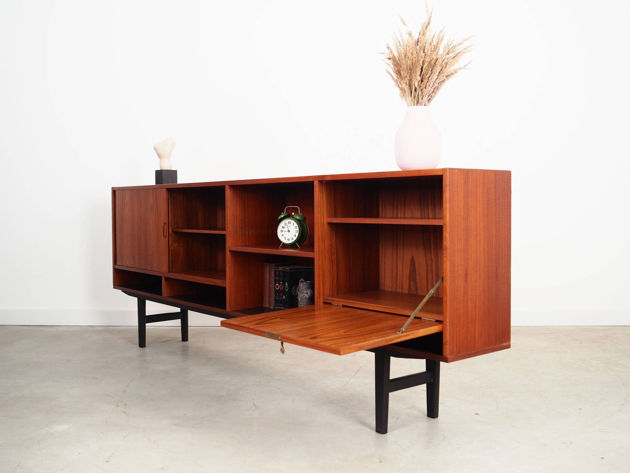 Buffet en teck, design danois, années 1970, production : Danemark