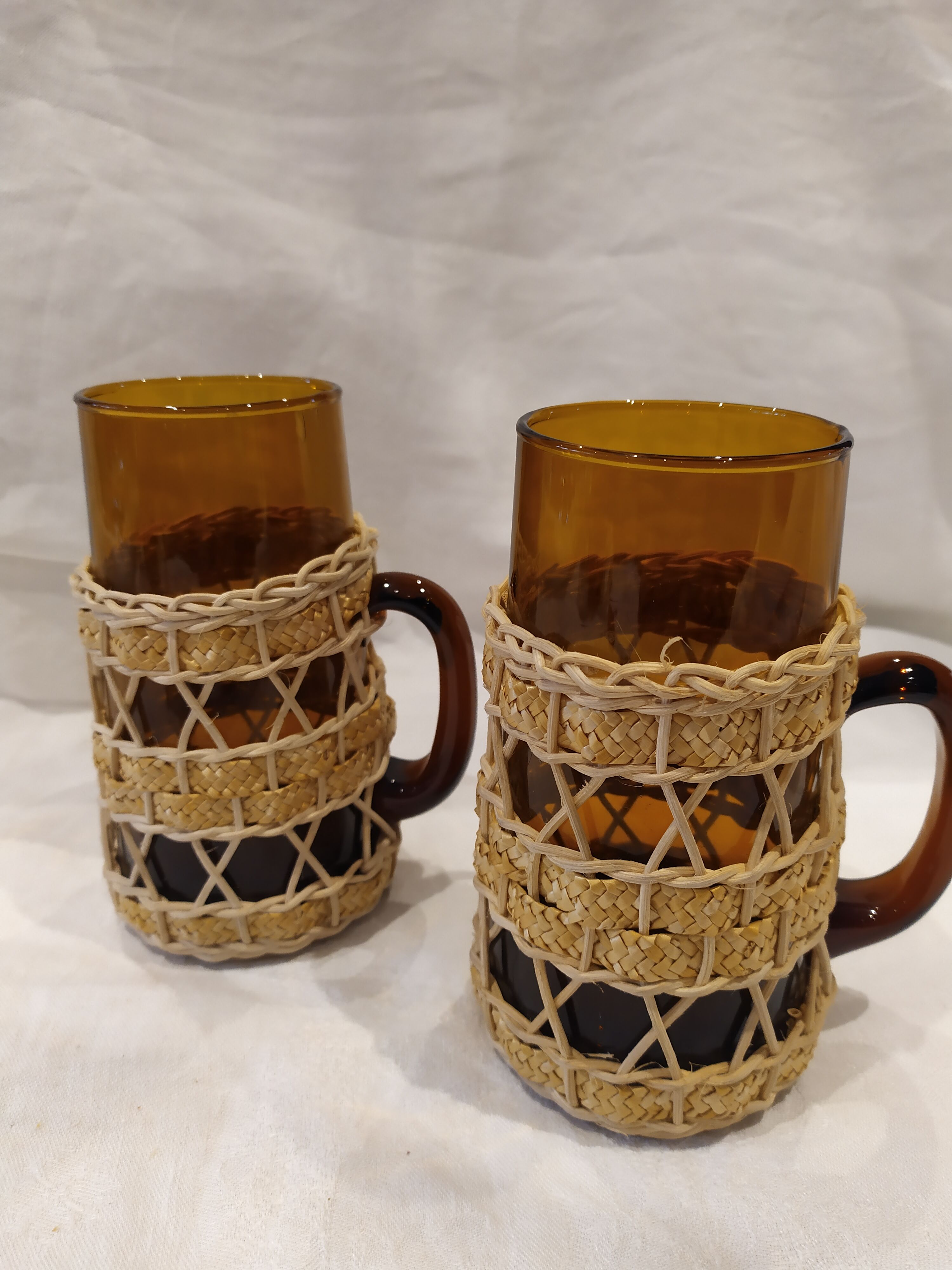 Chopes vintage en verre ambré et osier