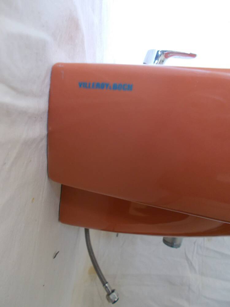 Lavabo vintage et sa tablette orange