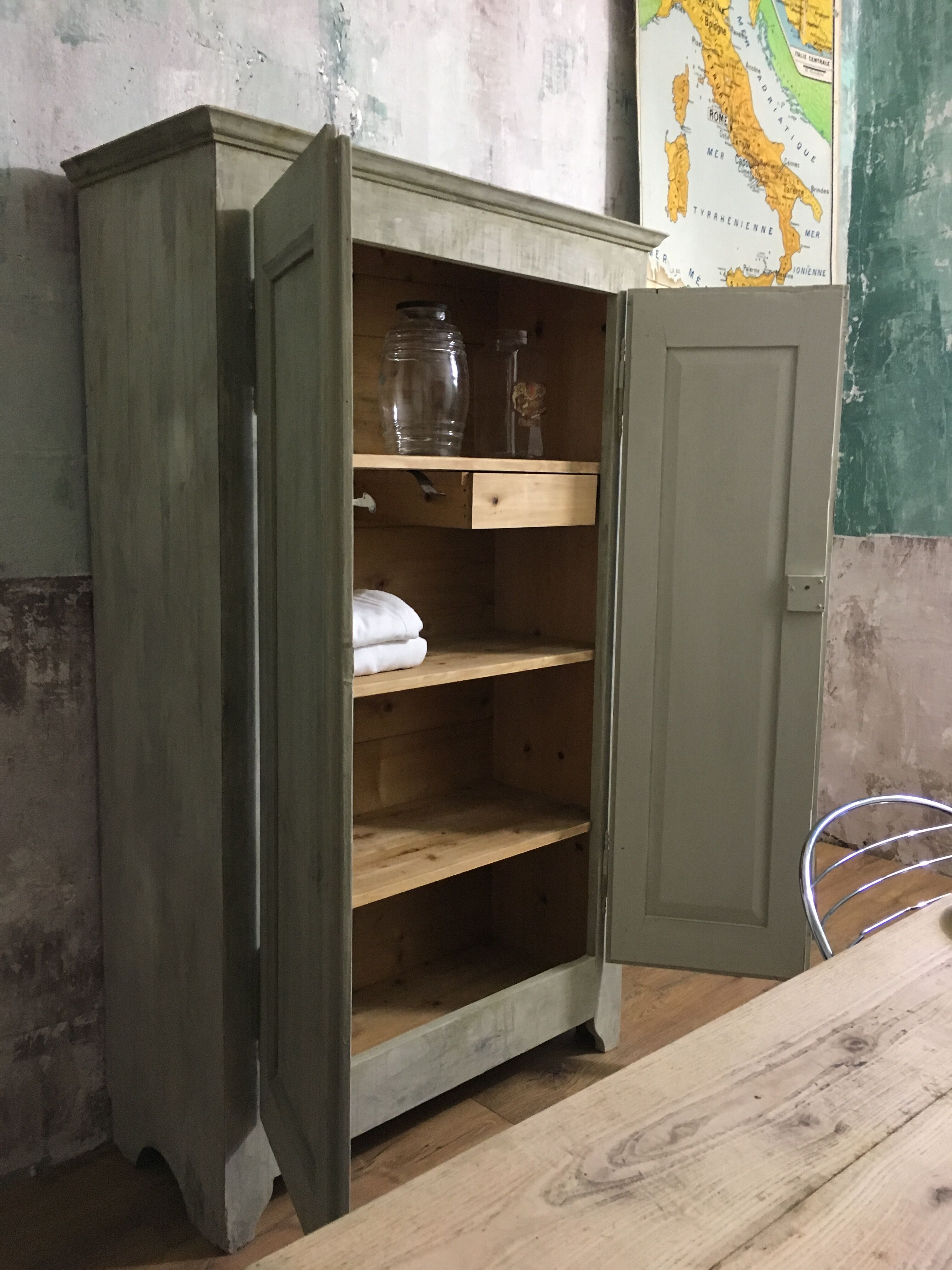 Armoire patine vieillie grège