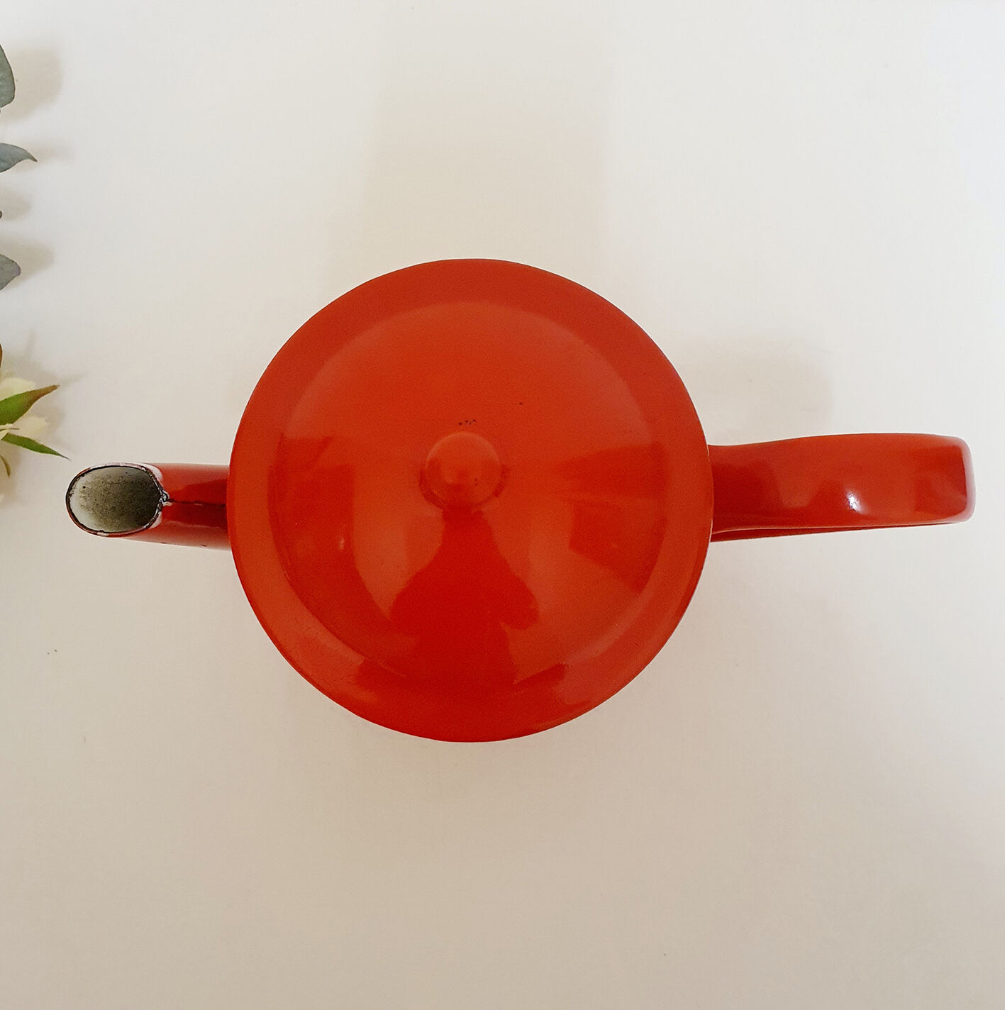 Red enamelled sheet metal coffee maker