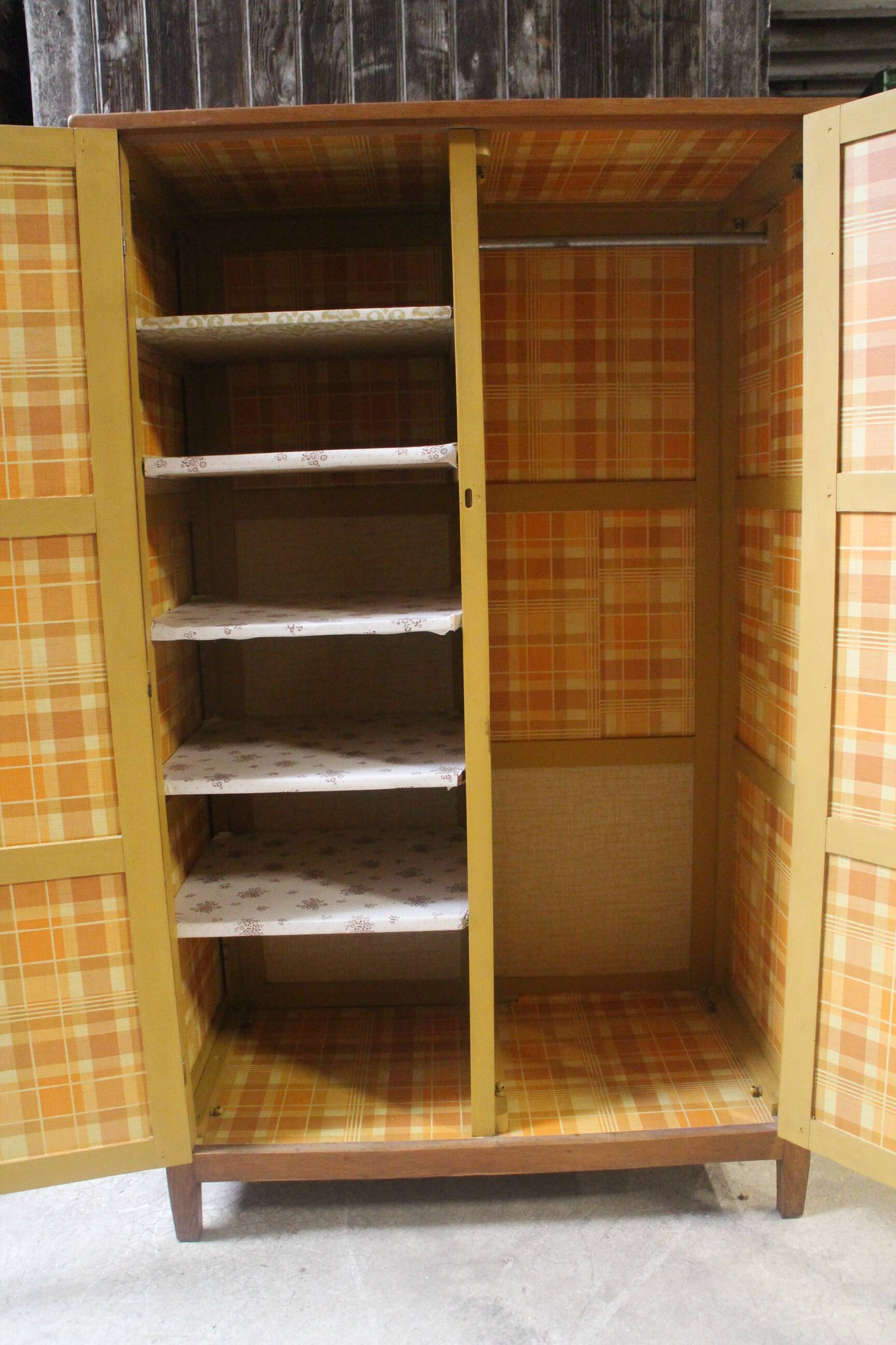 Parisian wardrobe period reconstruction