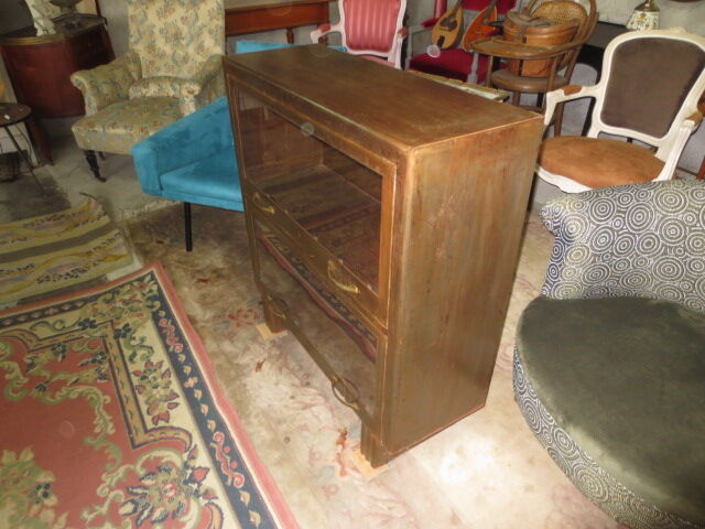 Meuble de rangement métallique avec vitres