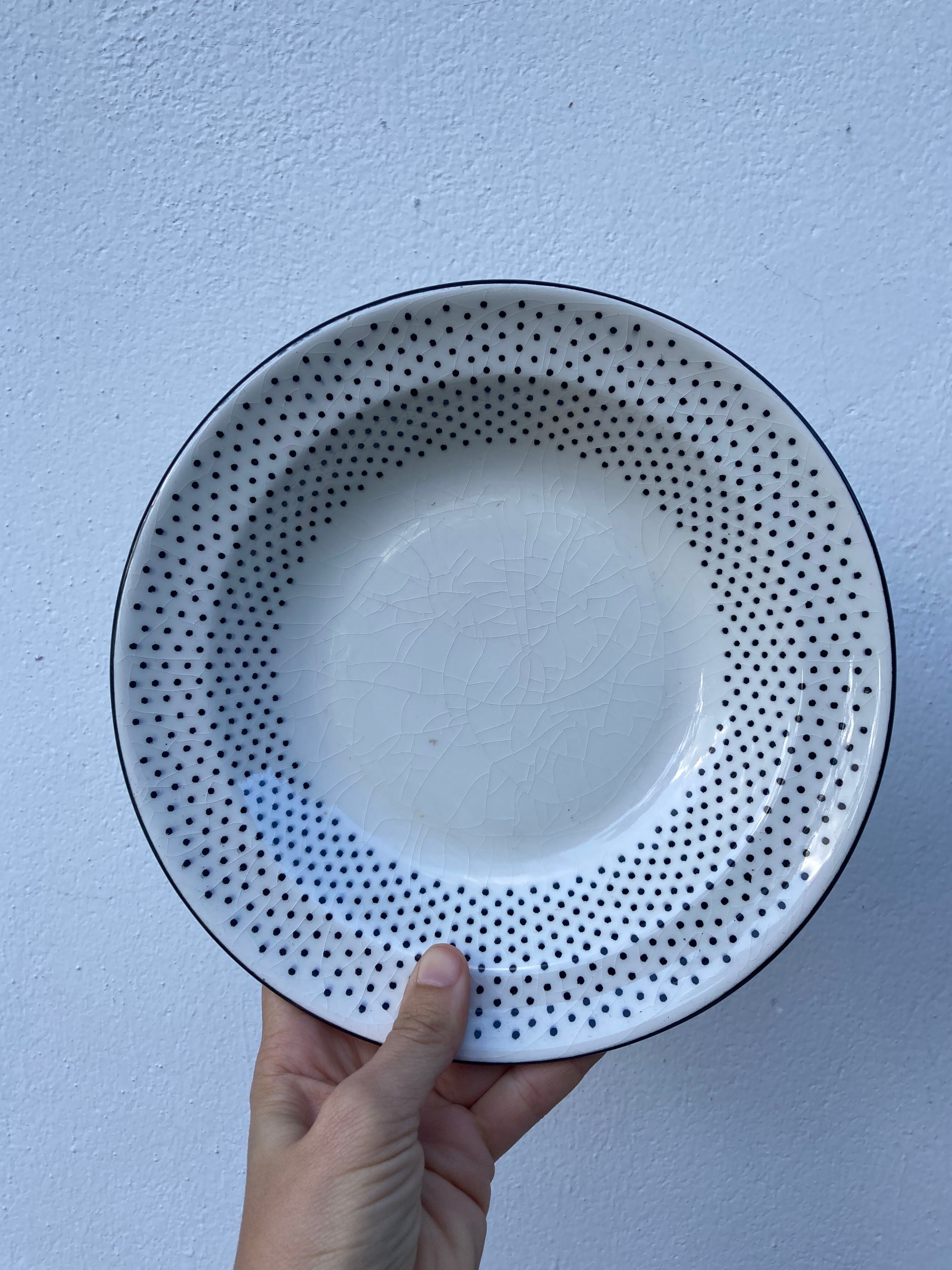 Gien service for 6 people with black polka dots: soup plates and flat plates