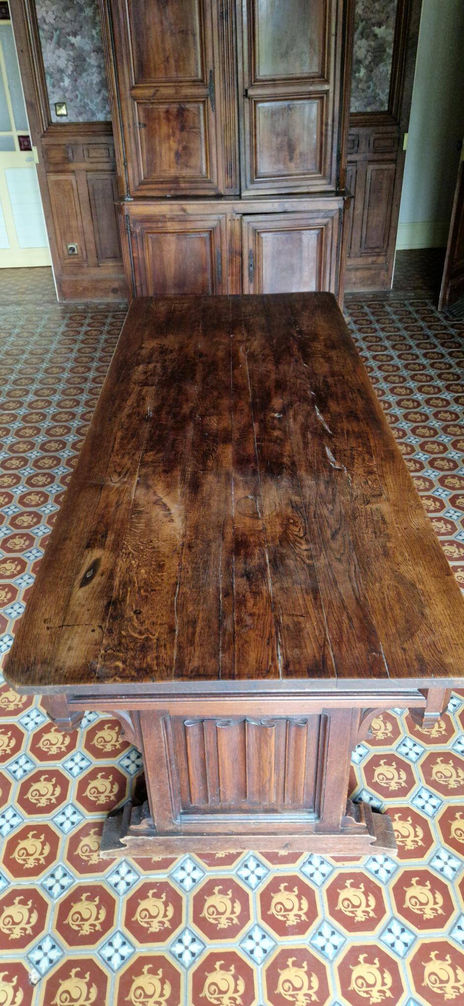 Très grande table en bois sculptée