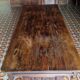 Très grande table en bois sculptée