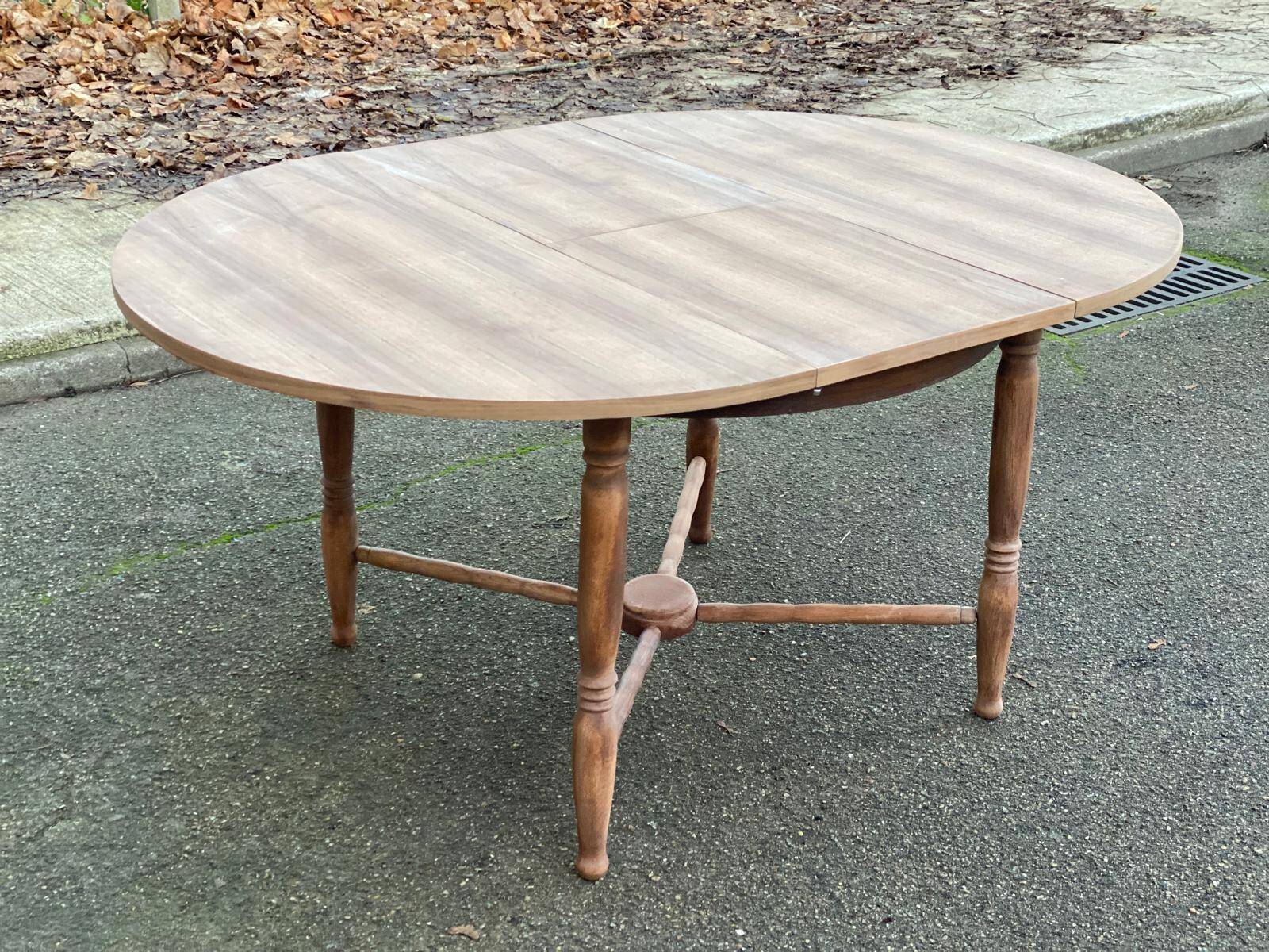 19th-century round extendable dining table with crossed legs, 115cm.