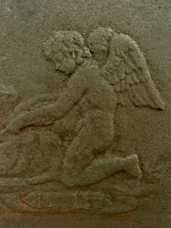 Plaque de cheminée ancienne en fonte – « Cupidon désarmé » – Style néo