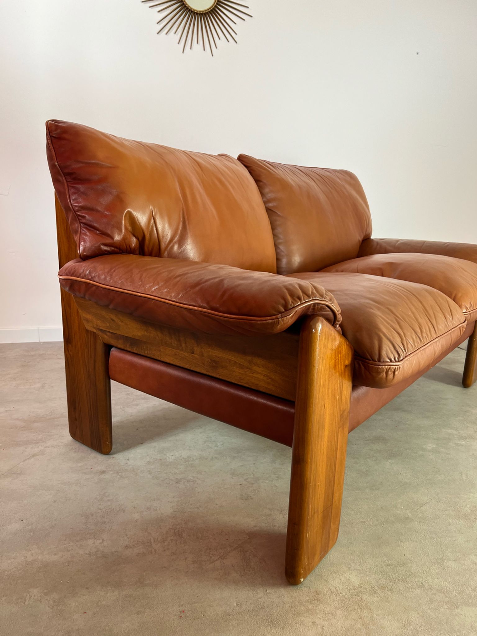 Old 2-seater leather and walnut sofa design 70s Mobil Girgi Mario Marenco vintage Italy