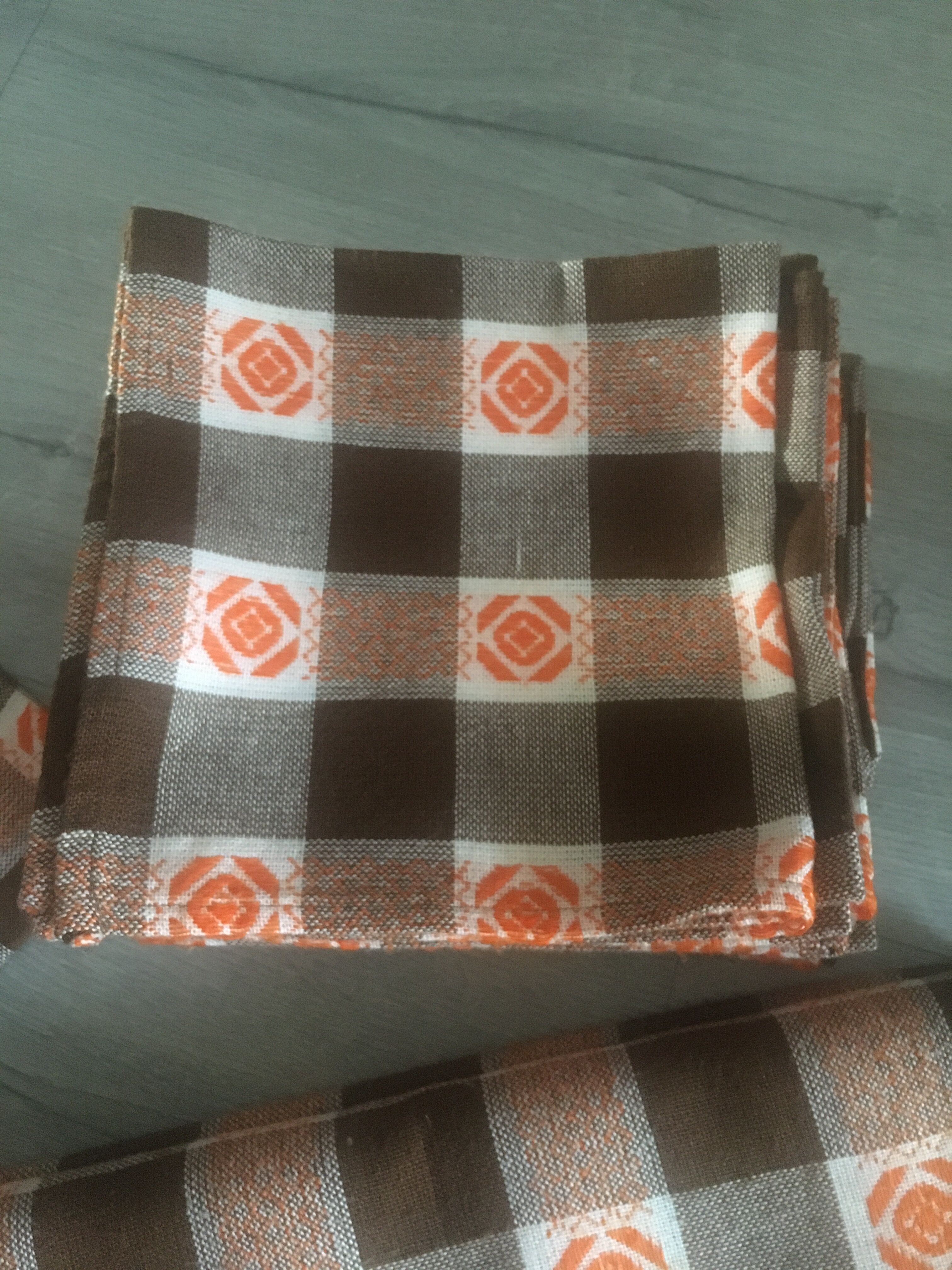 Tablecloth and 12 vintage towels