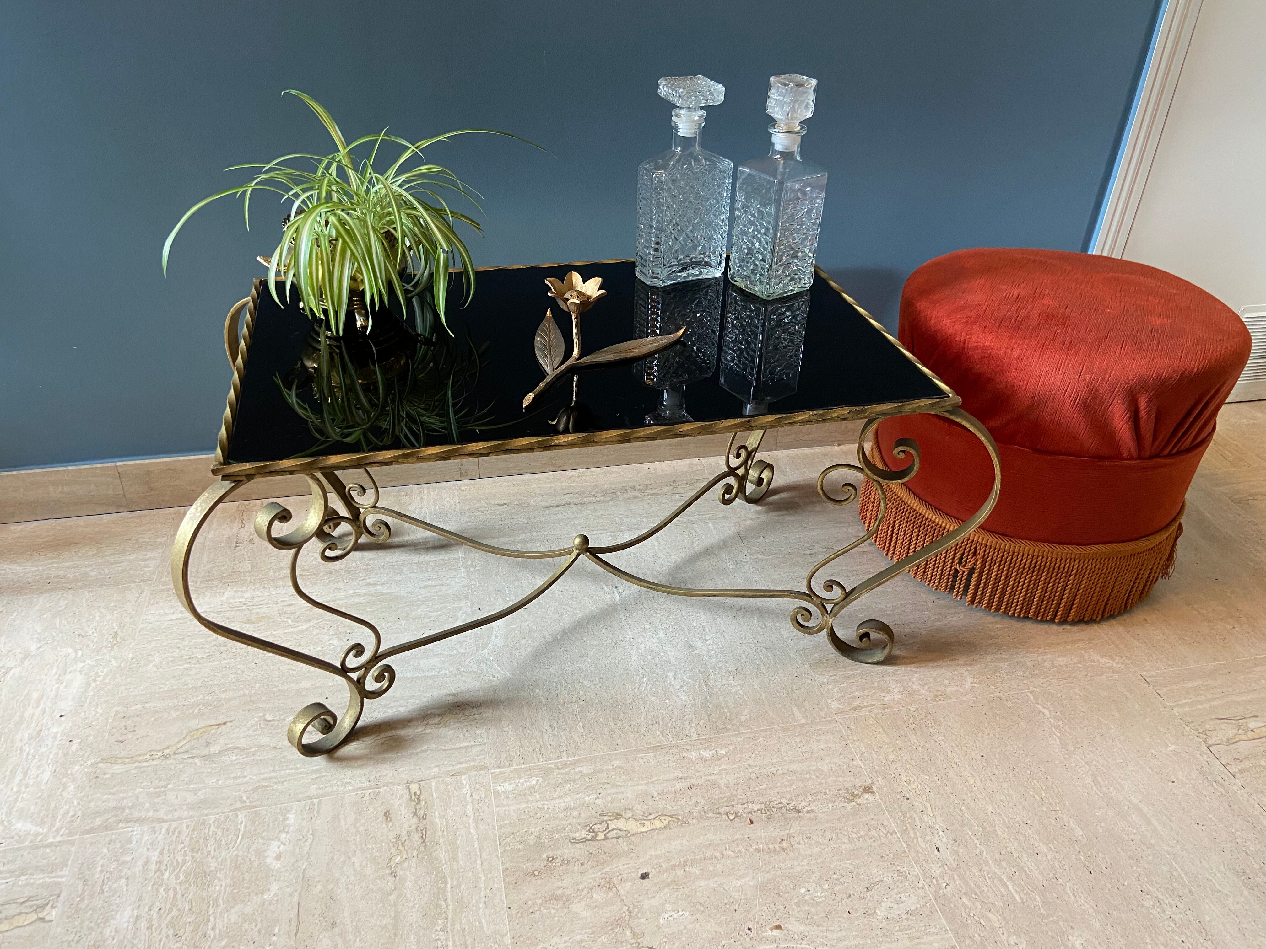 Table basse en métal doré et verre noir 1960