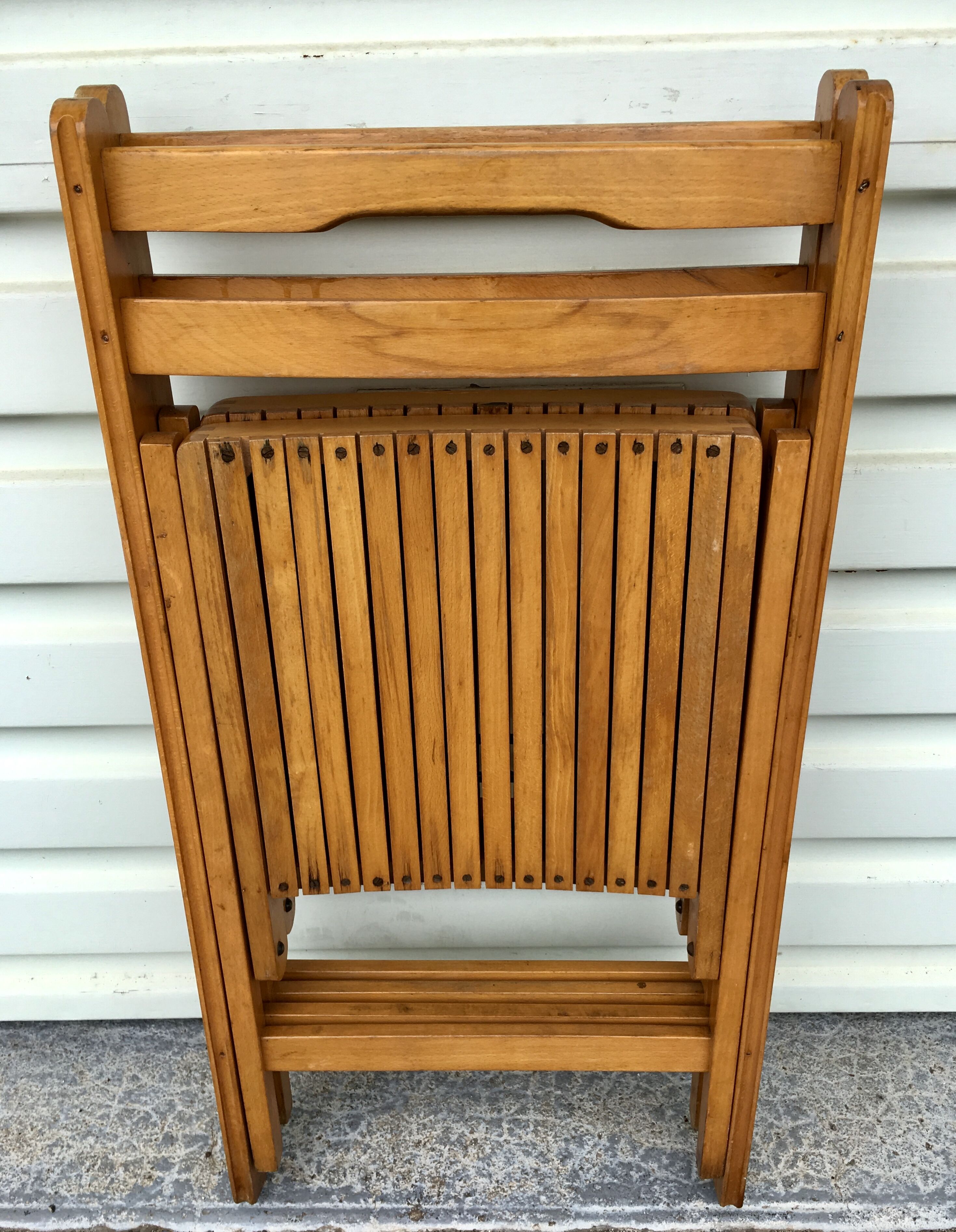 Paire de chaises pliantes en bois massif