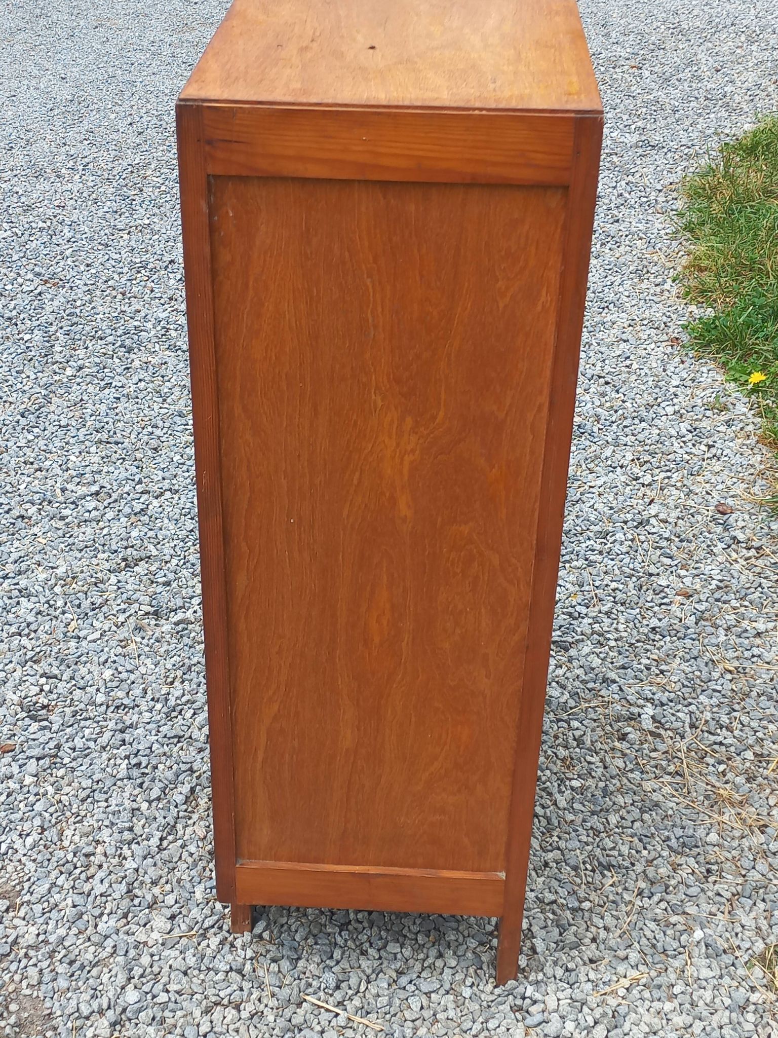 Vintage 1950s chest of drawers with tapered legs and 5 drawers.