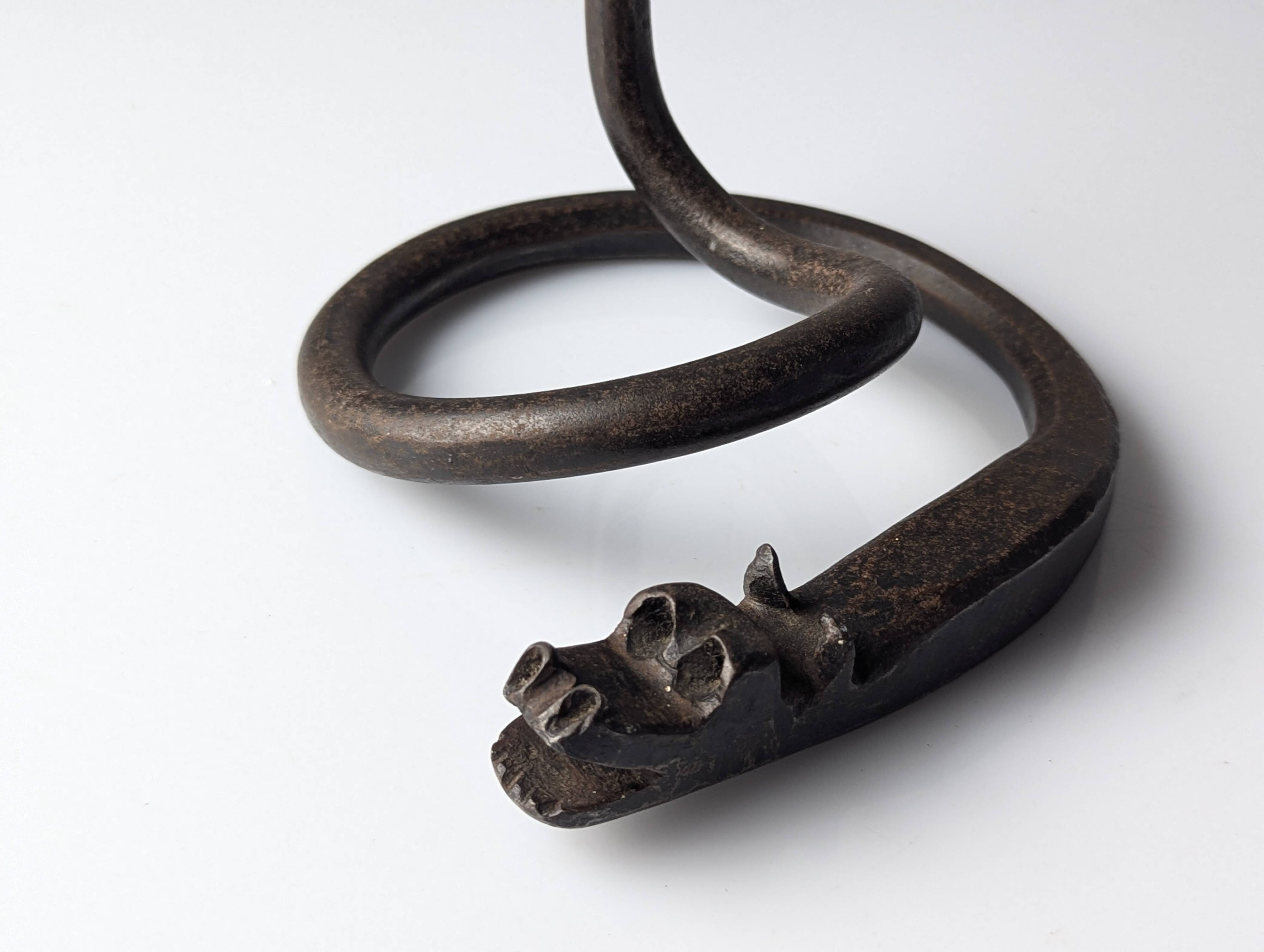 Candelabre en fer forgé avec tête de dragon, style Samuel Yellin, 20e siècle