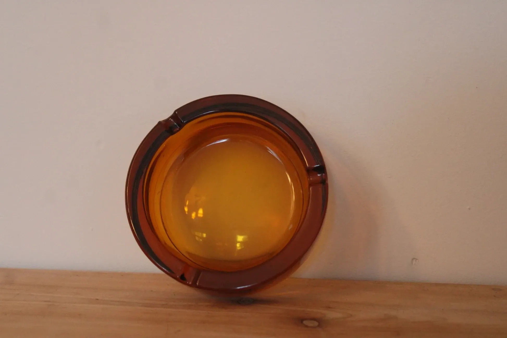 Vintage Italian round ashtray in thick amber glass – Ø 15 cm