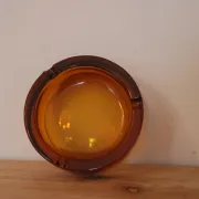 Vintage Italian round ashtray in thick amber glass – Ø 15 cm
