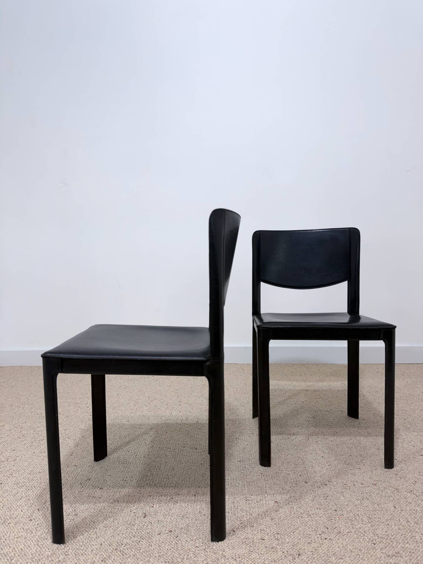 Pair of Matteo Grassi chairs in black leather – Italian design