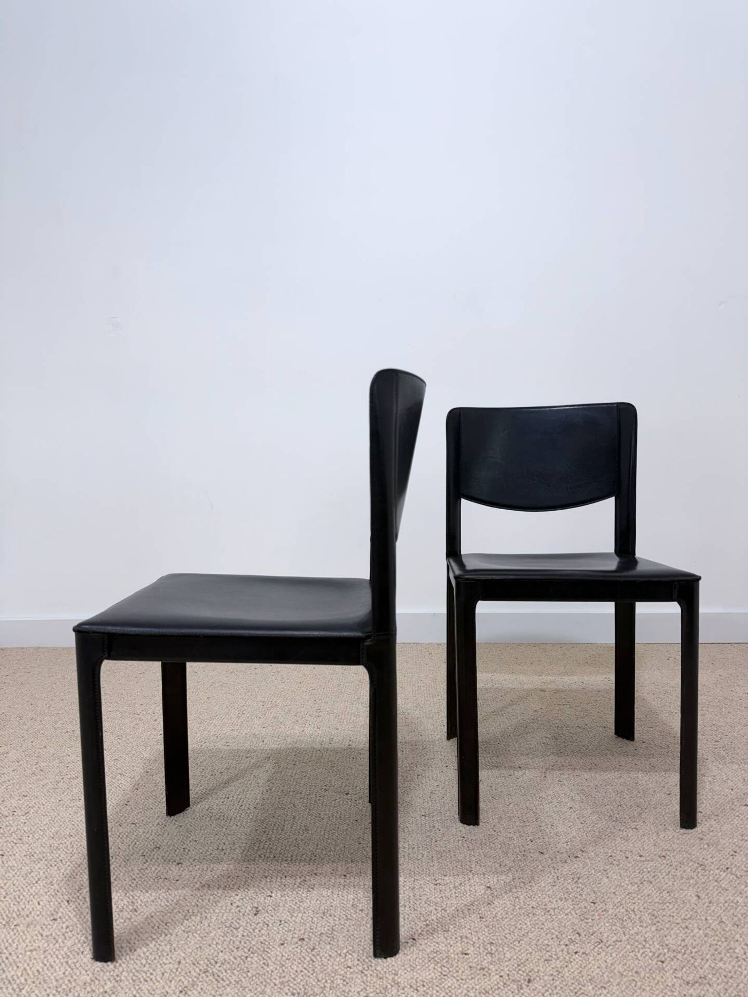 Paire de chaises Matteo Grassi en cuir noir – Design italien