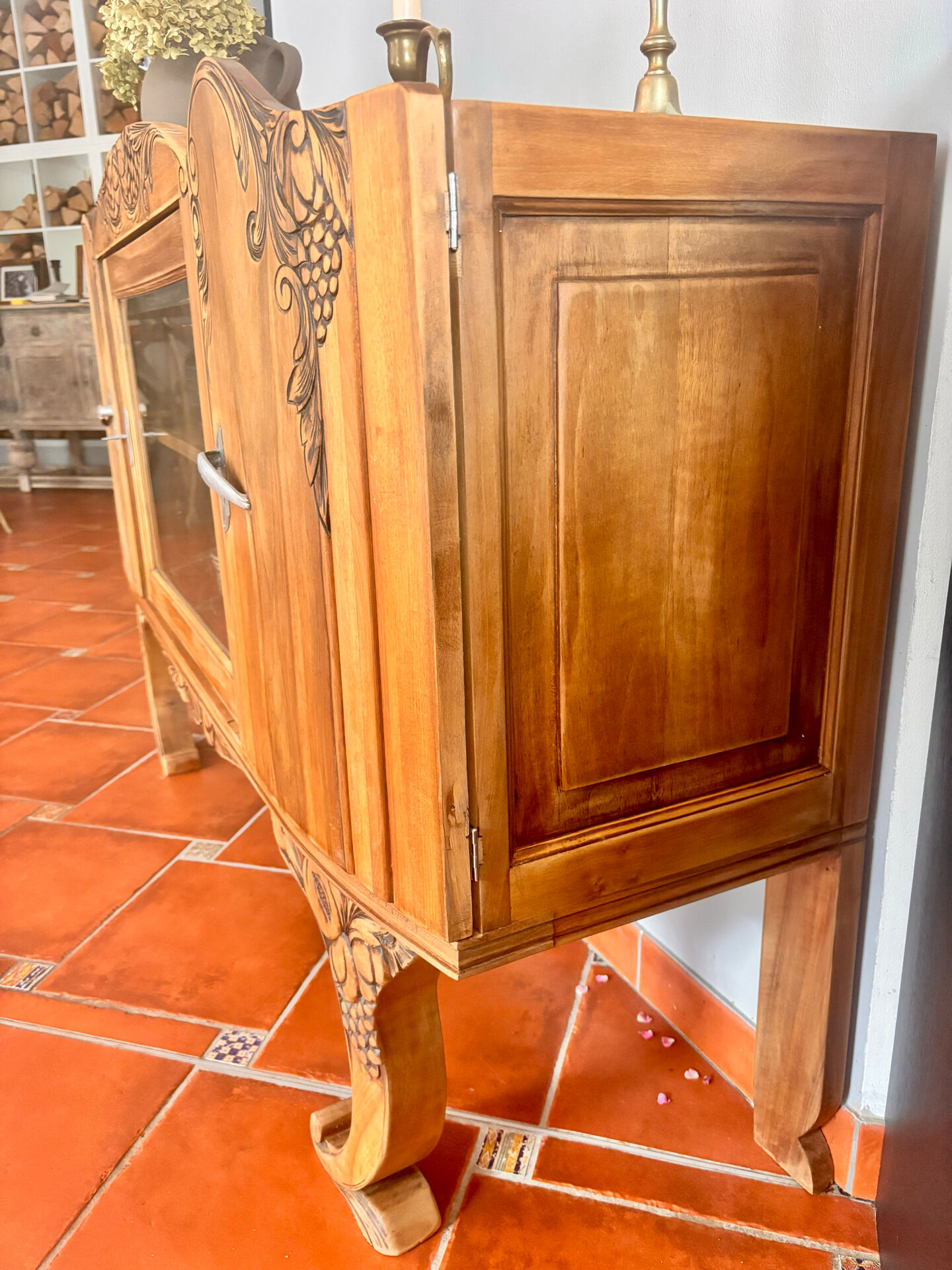 Buffet Art Nouveau restauré avec vitrine