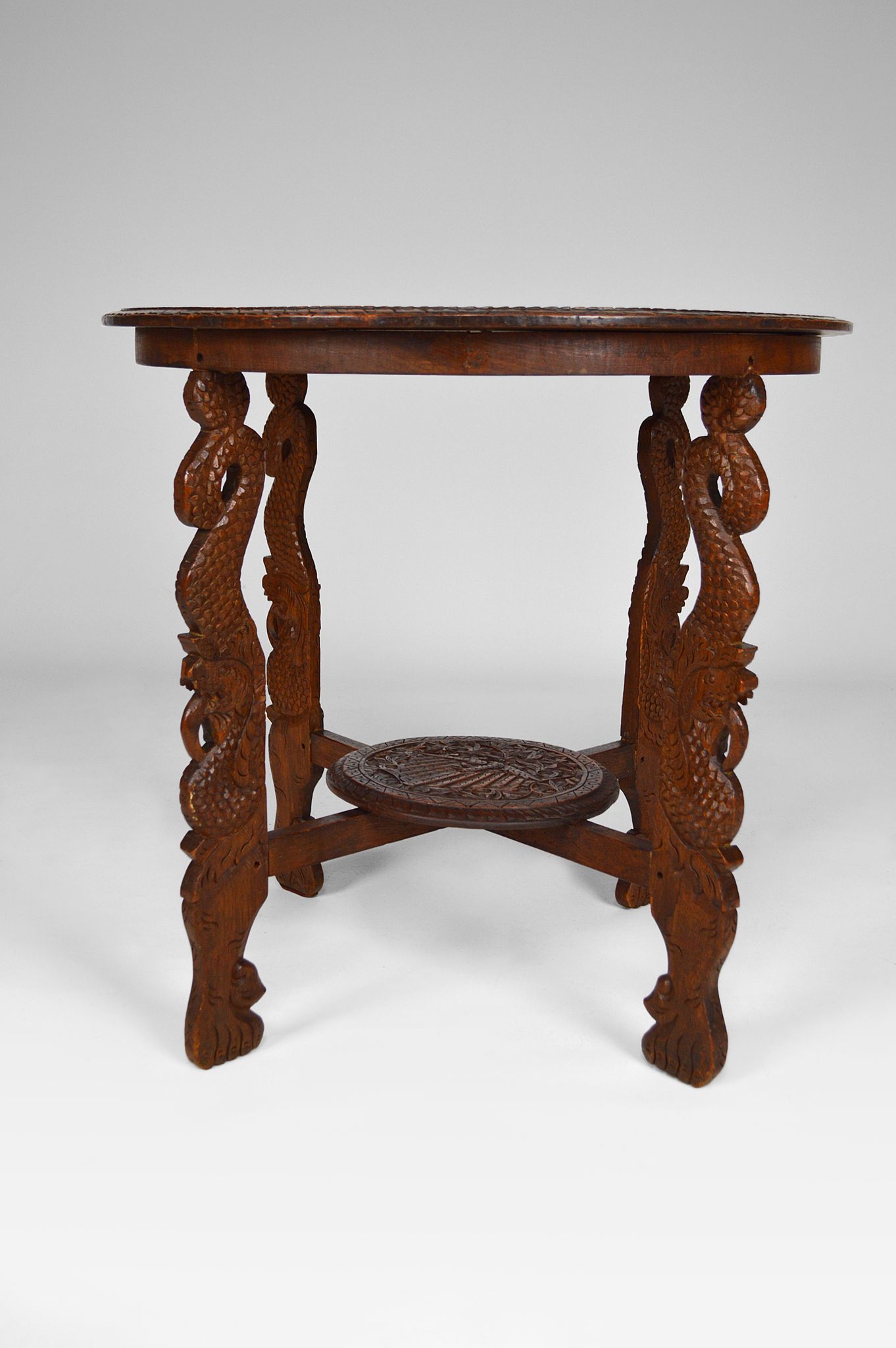 Table basse asiatique sculptée de dragons et de paons, Indonésie, début XXe