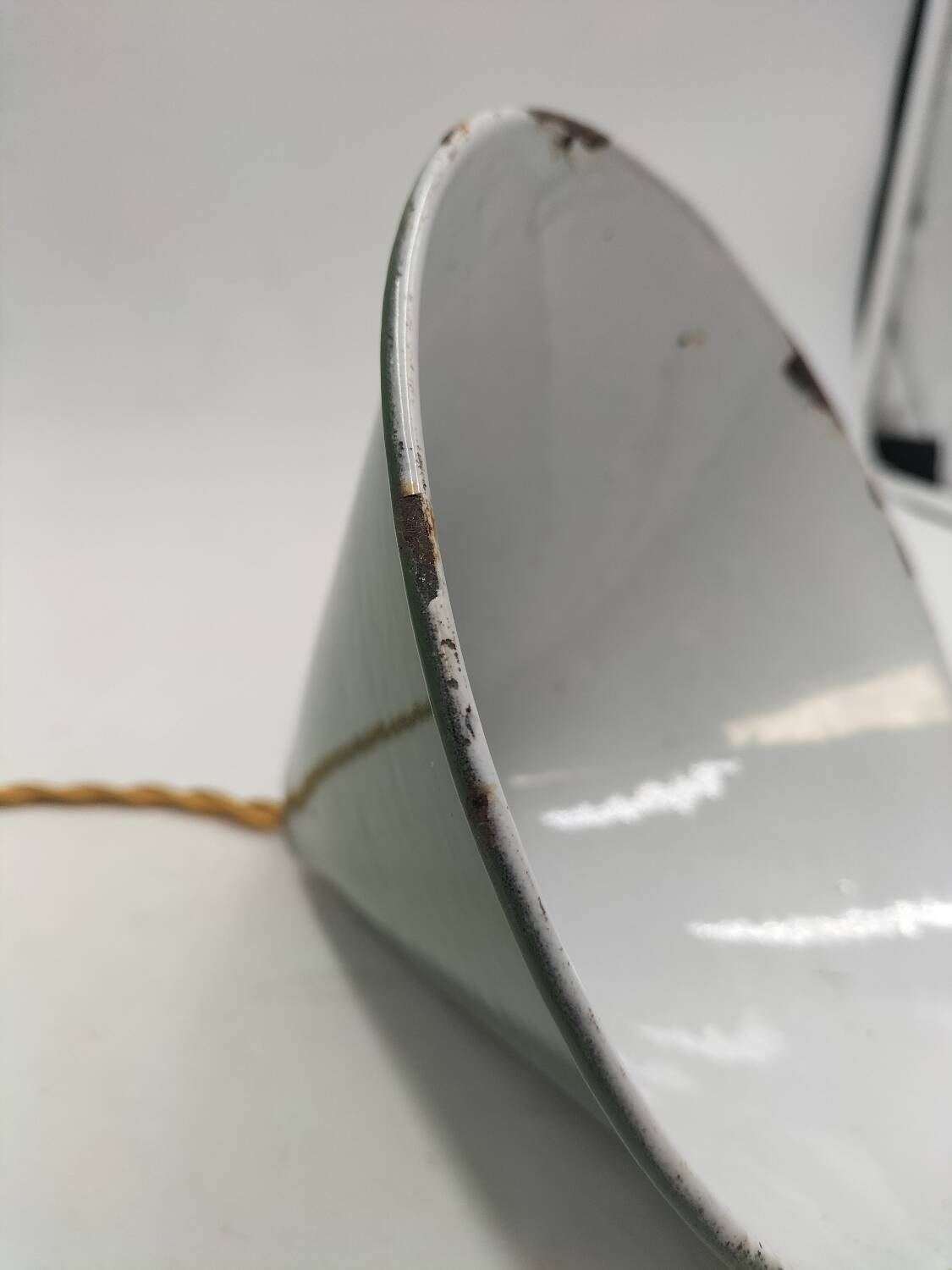 Enamelled sheet metal cone suspension