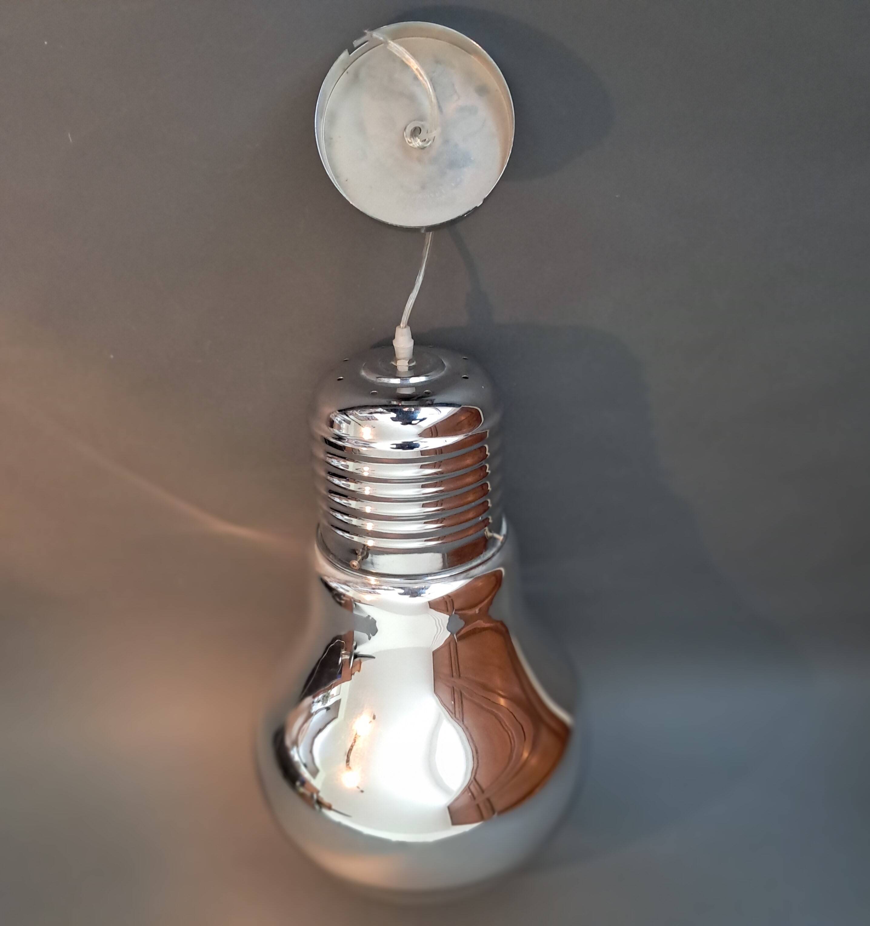 Suspension en forme d'ampoule argentée.