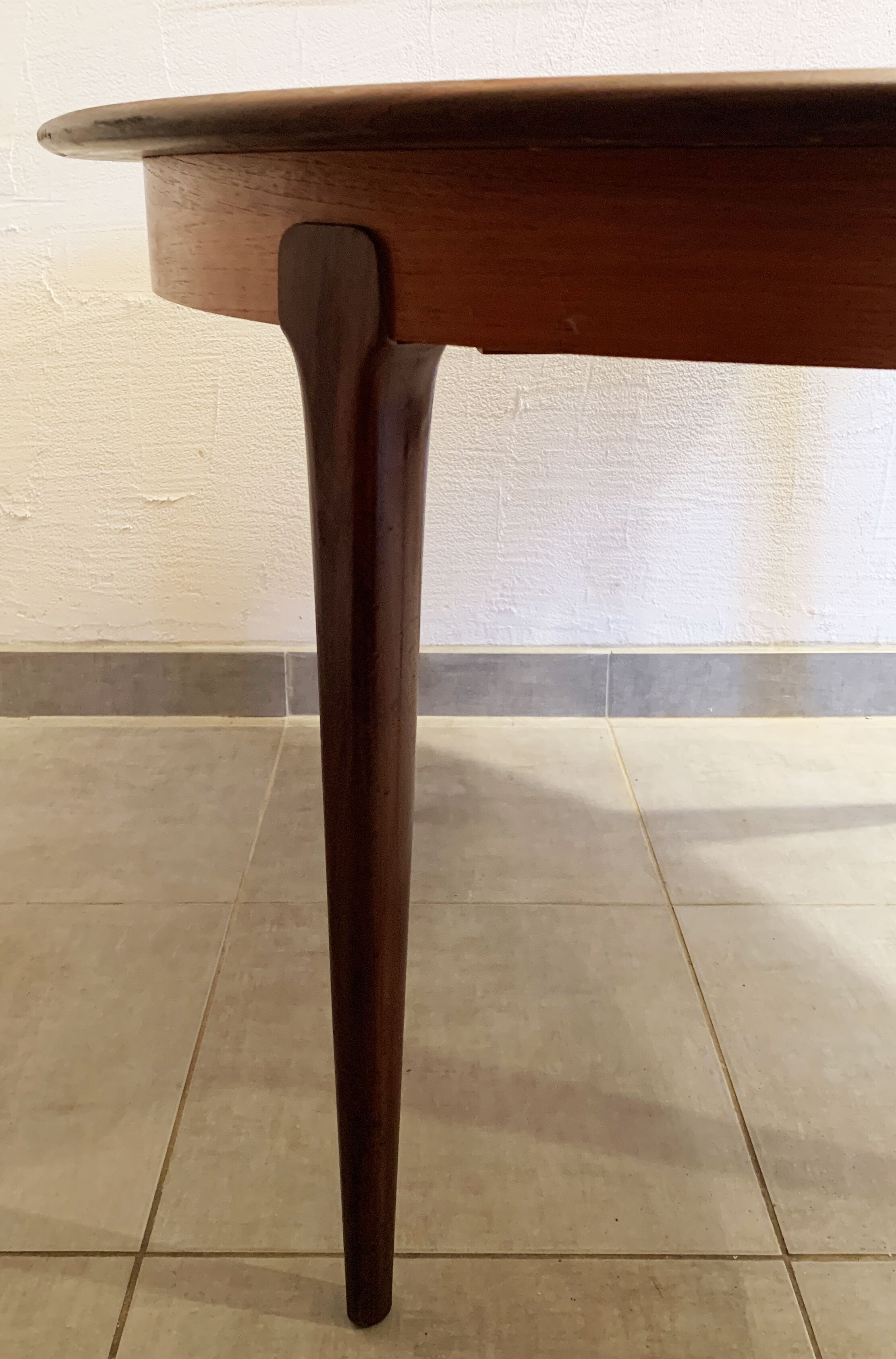 Round dining table with Scandinavian and Danish design in extendable teak from the 60s