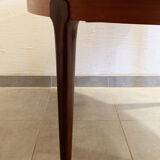 Round dining table with Scandinavian and Danish design in extendable teak from the 60s
